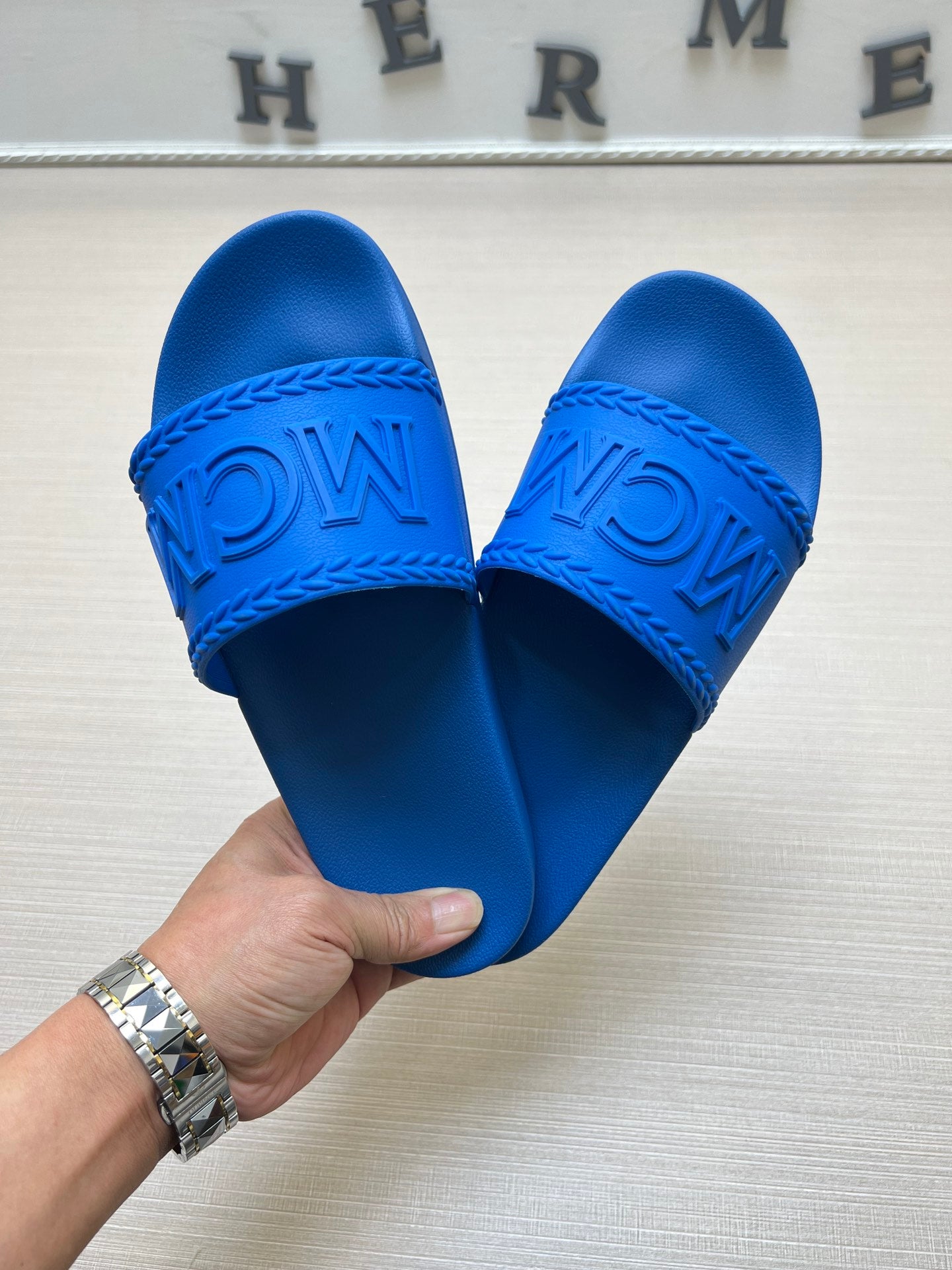 54M42Z  fashion  slippers