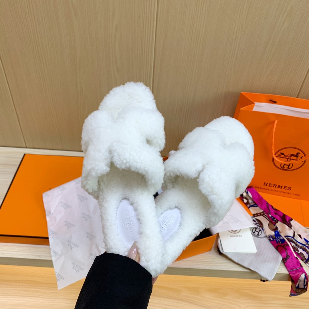 14H28Z   fashion slippers