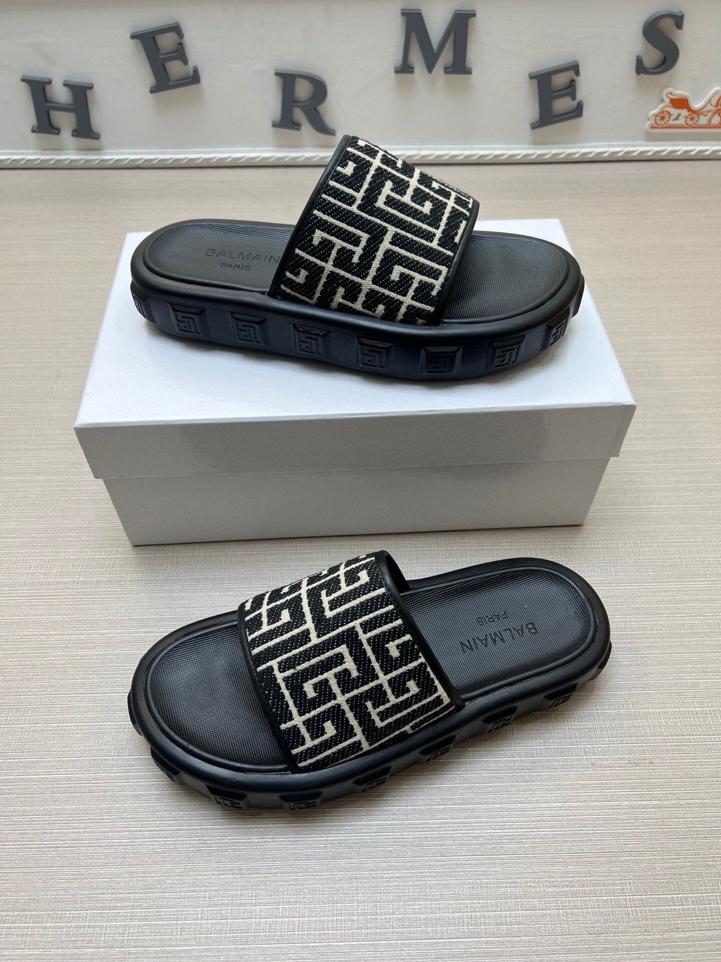 54A21Z   fashion slippers