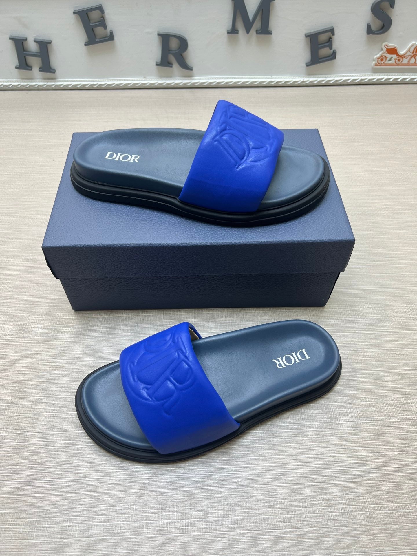 54D167Z  High quality leather slippers