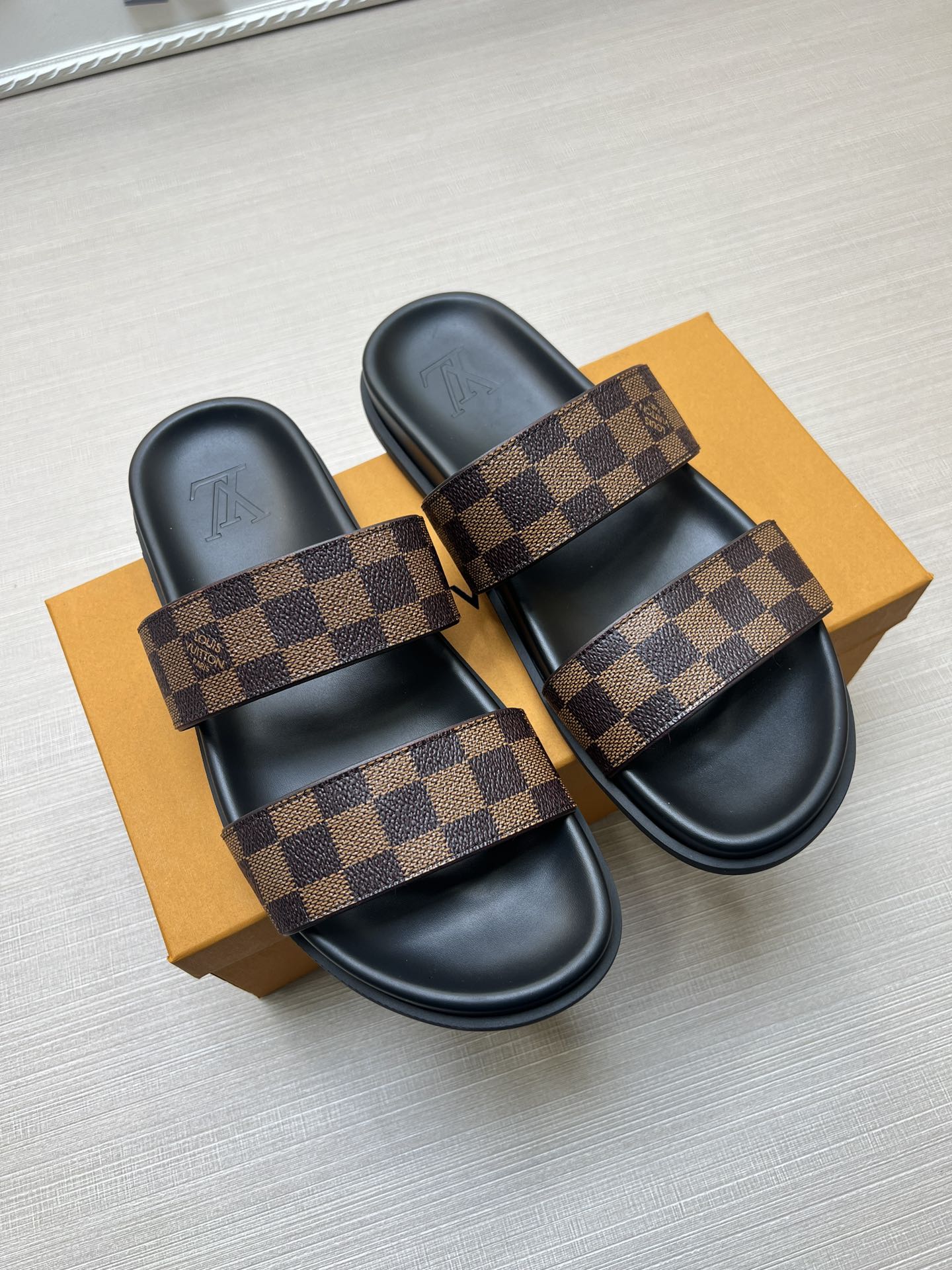 54E60Z   fashion  slippers