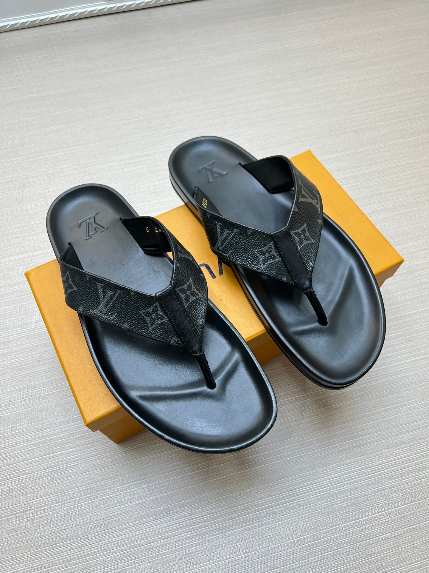 54E86Z    fashion  slippers