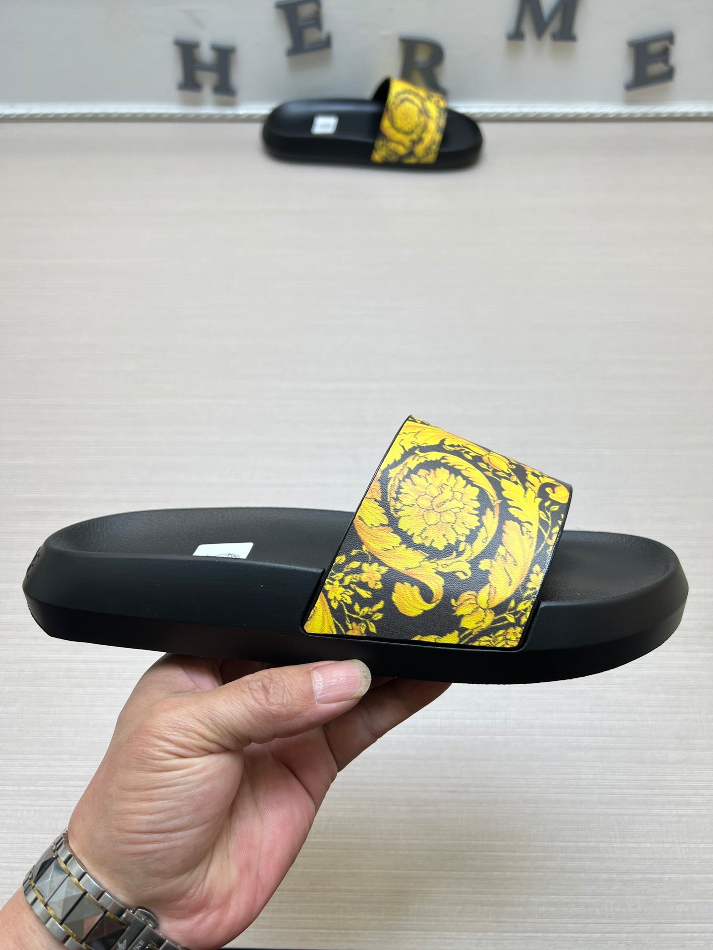 54V166Z  fashion slippers