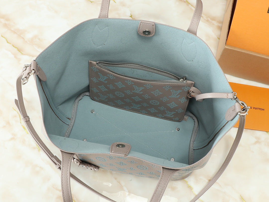 1XE58B (Fashionable leather bag )