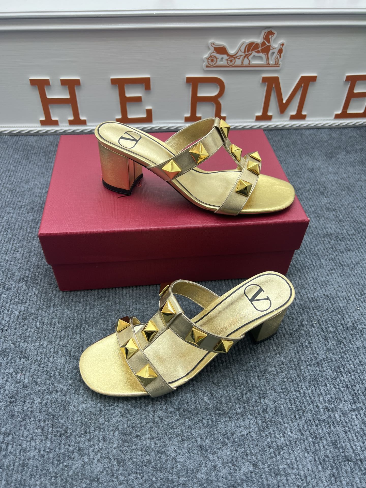 1: 1 High quality leather sandals 5YVL65Z