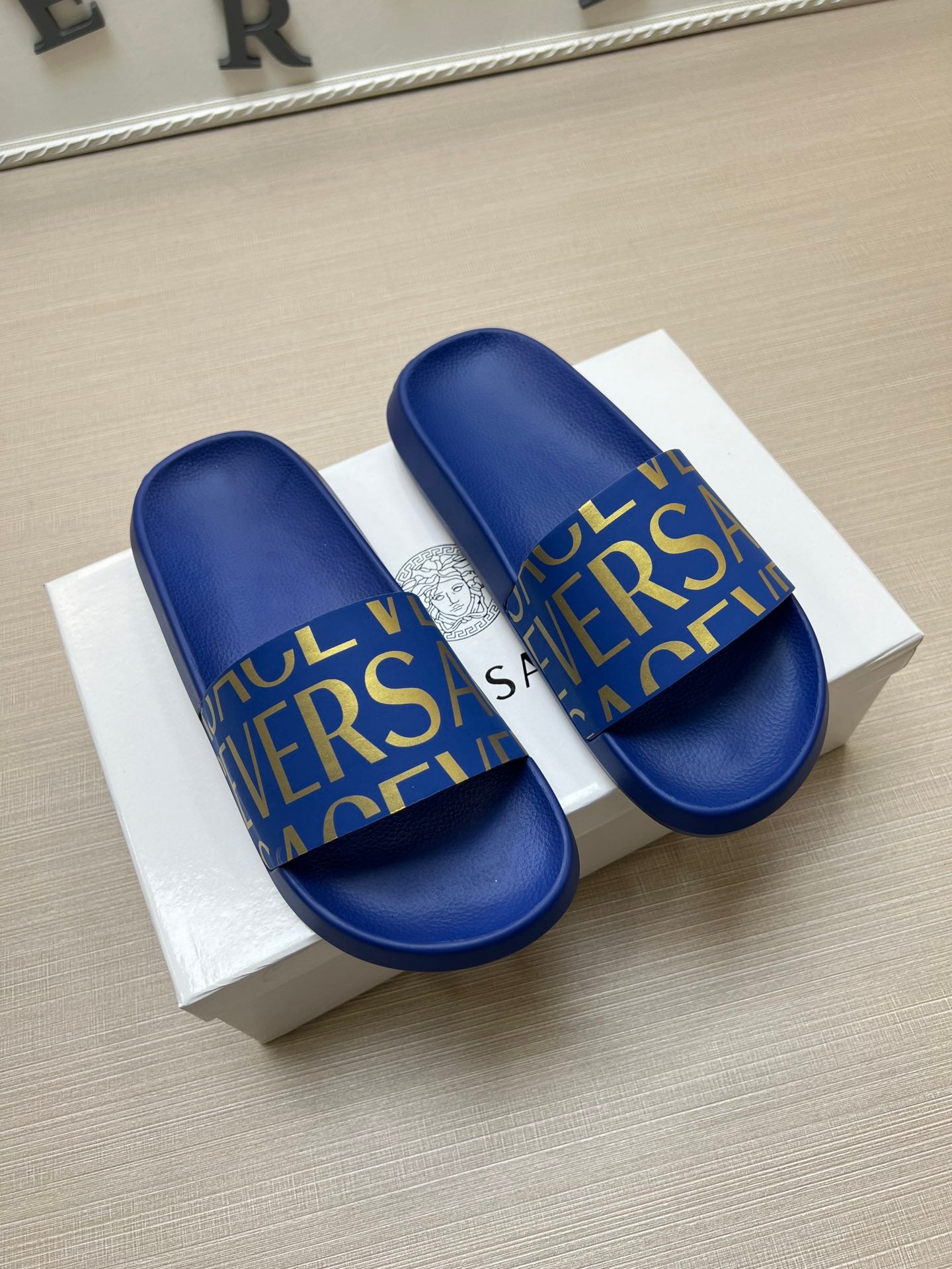 54V108Z  fashion  slippers