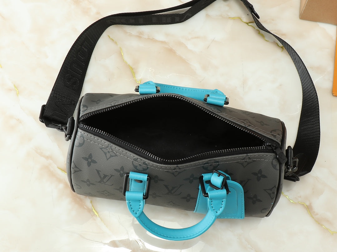 1XE60B (Fashionable leather bag )