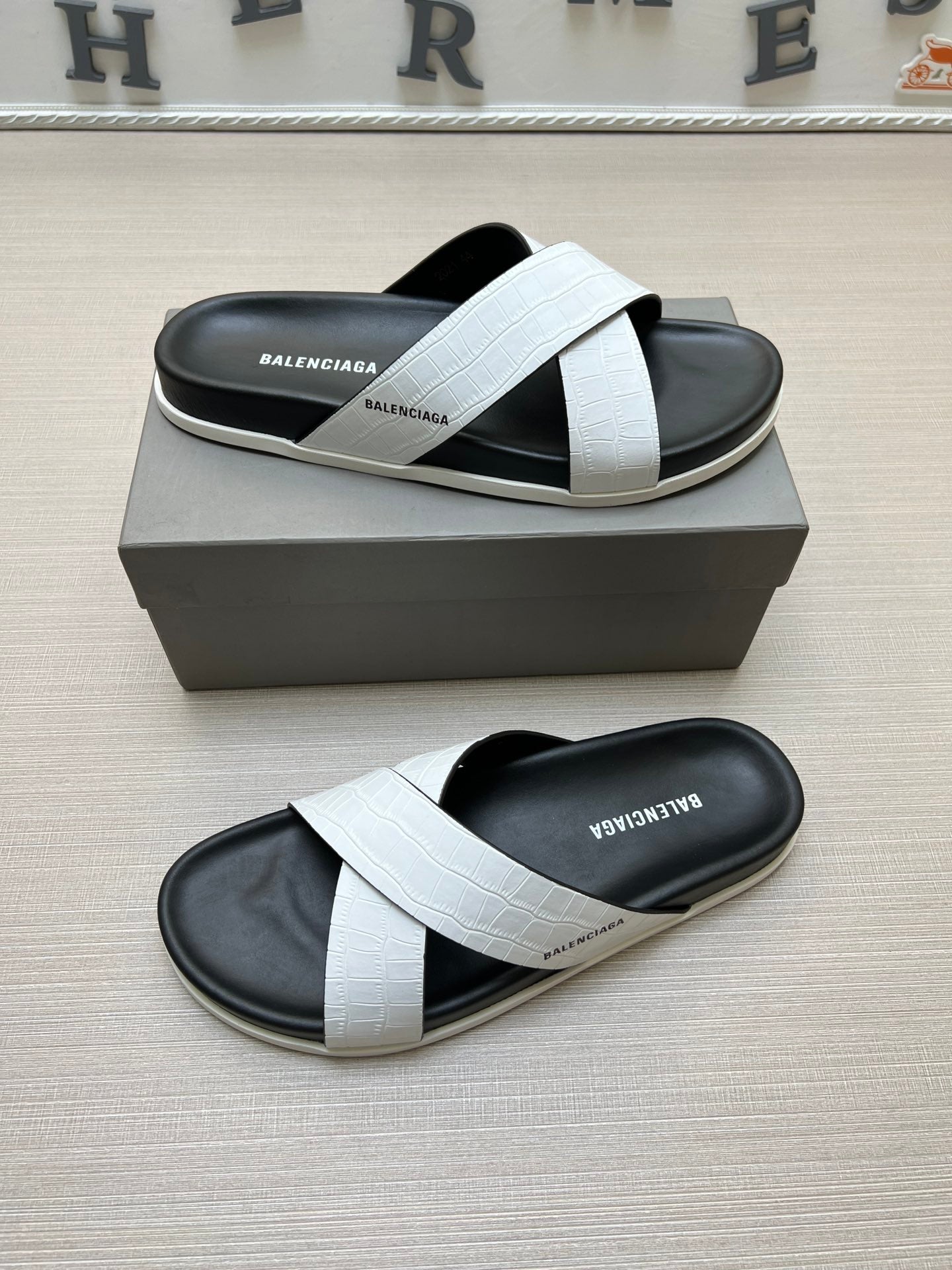 54J97Z   fashion  slippers