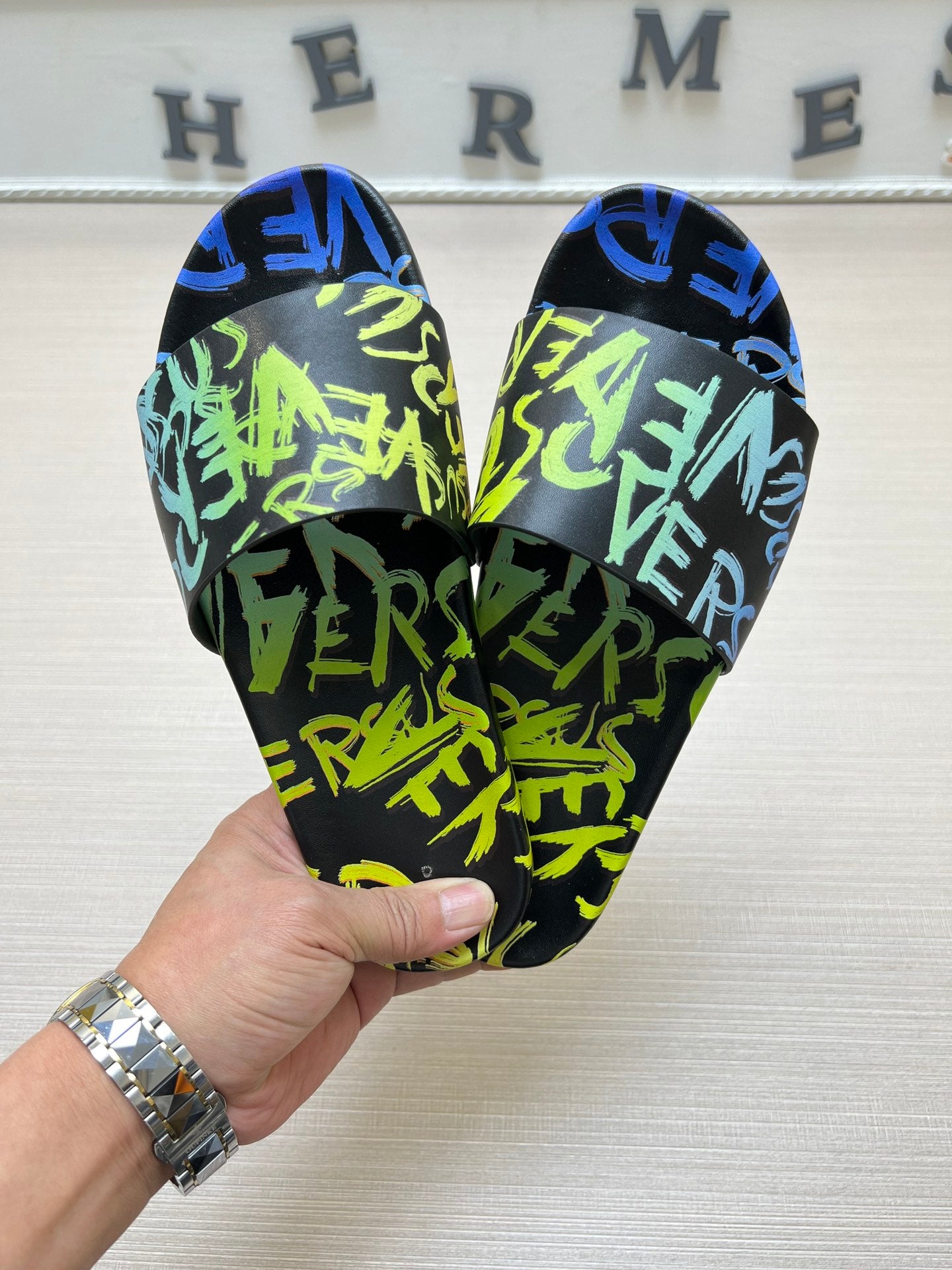 54V94Z   fashion  slippers