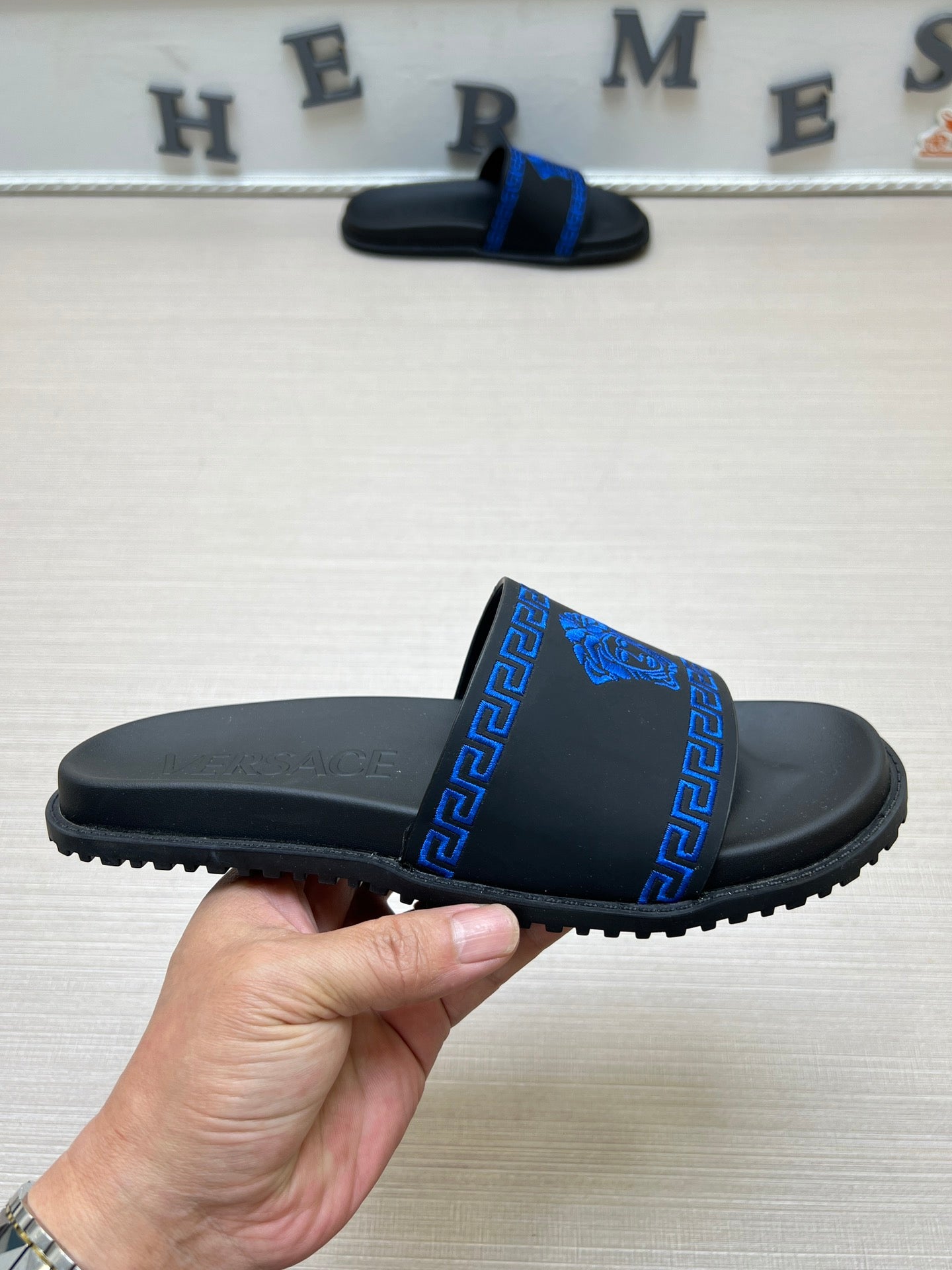 54V53Z    fashion  slippers