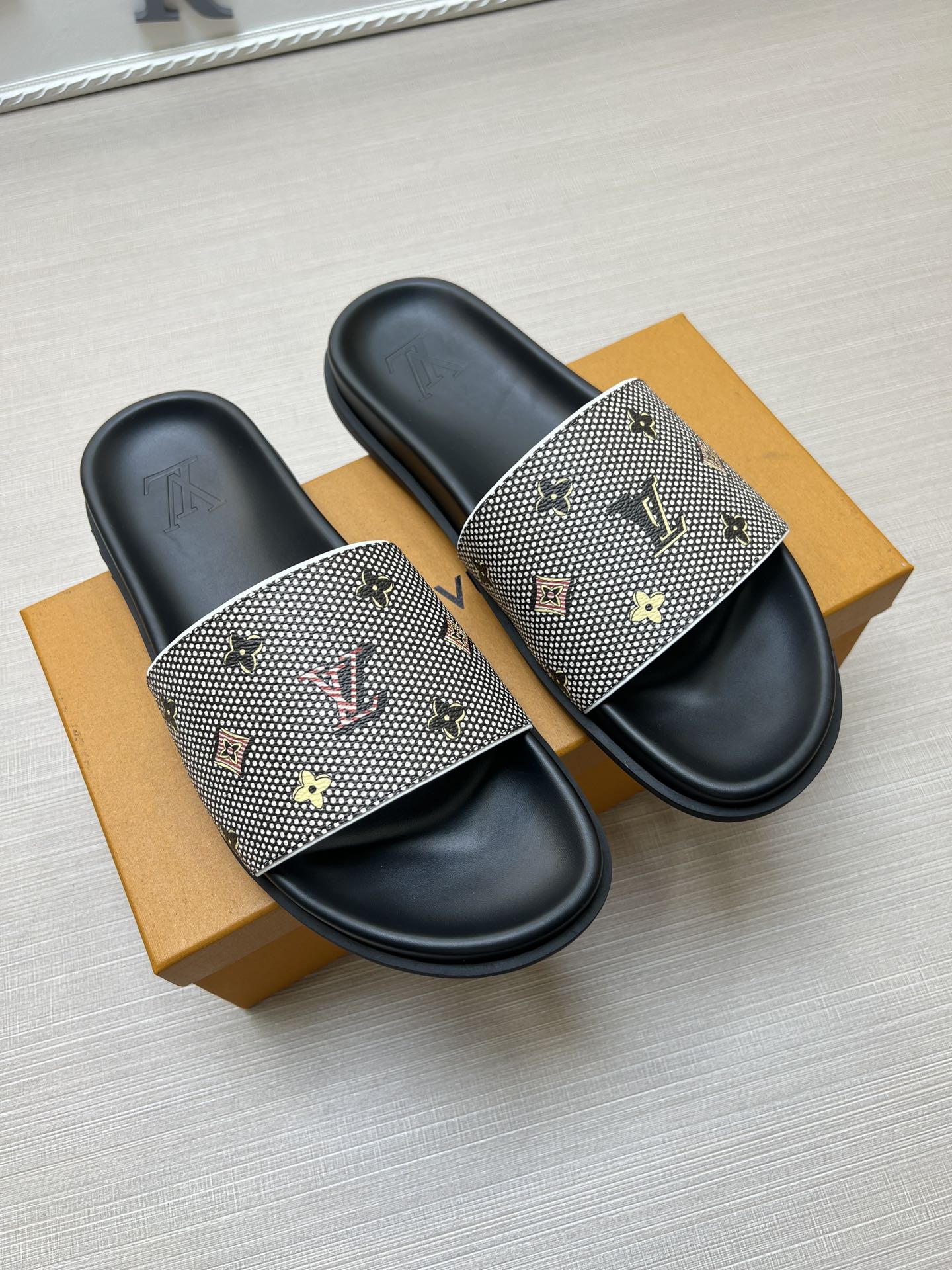 54E70Z   fashion  slippers