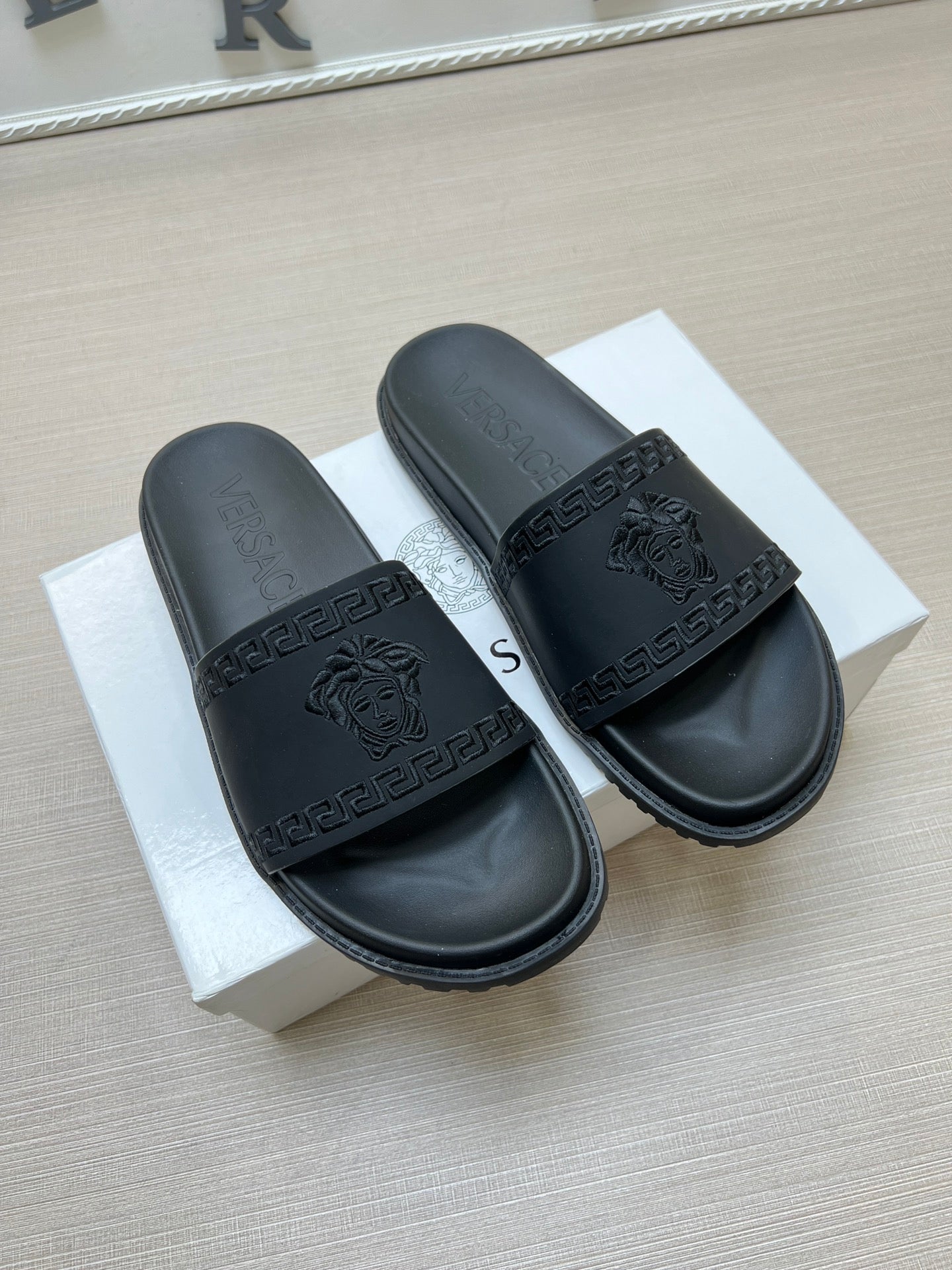 54V53Z    fashion  slippers