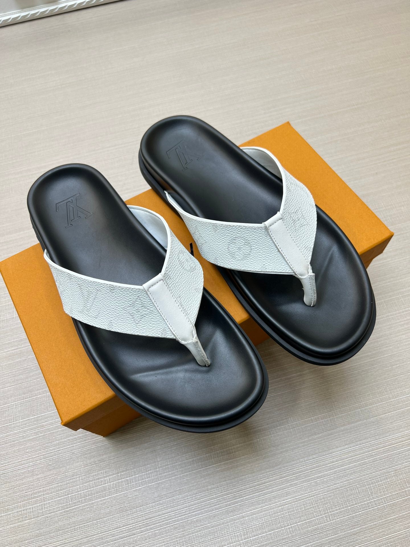 54E58Z   fashion  slippers