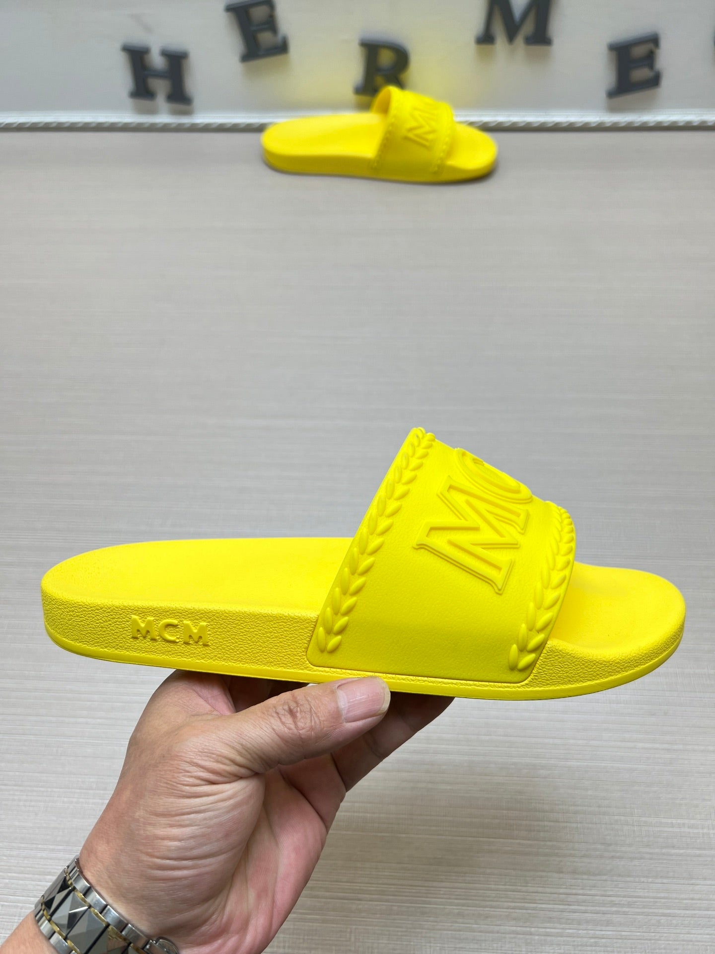 54M42Z  fashion  slippers