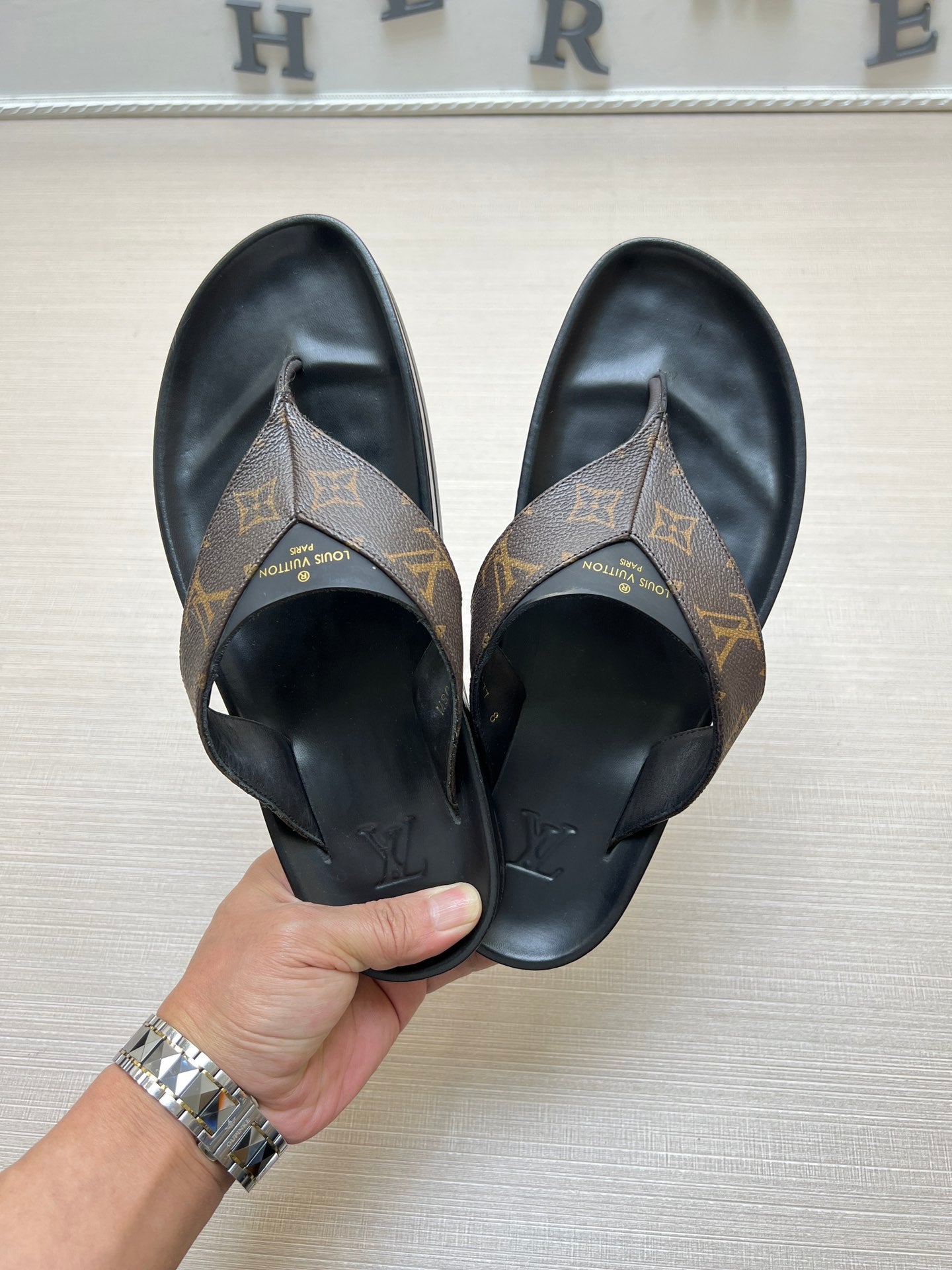 54E85Z     fashion slippers