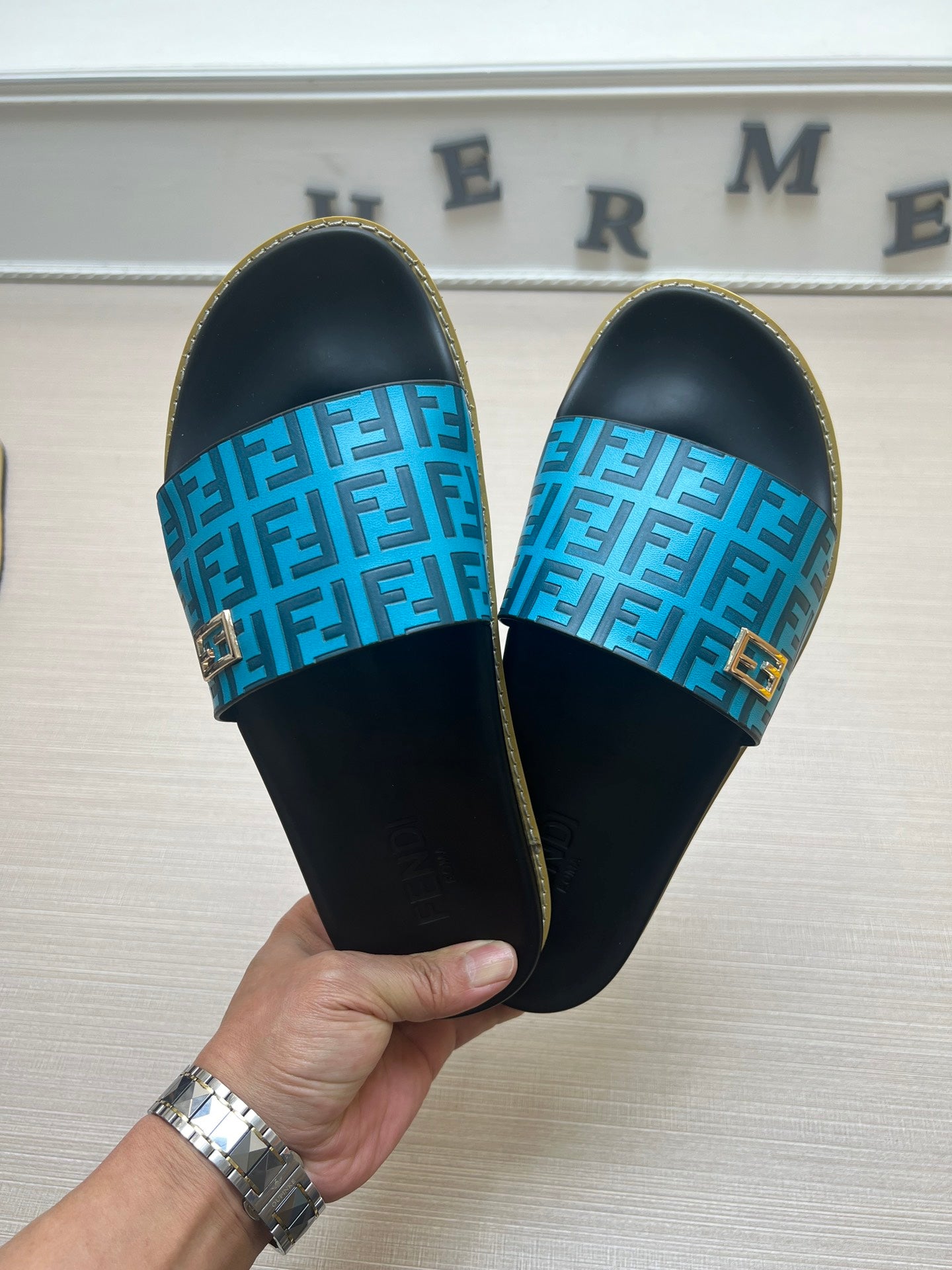 54F121Z   fashion slippers