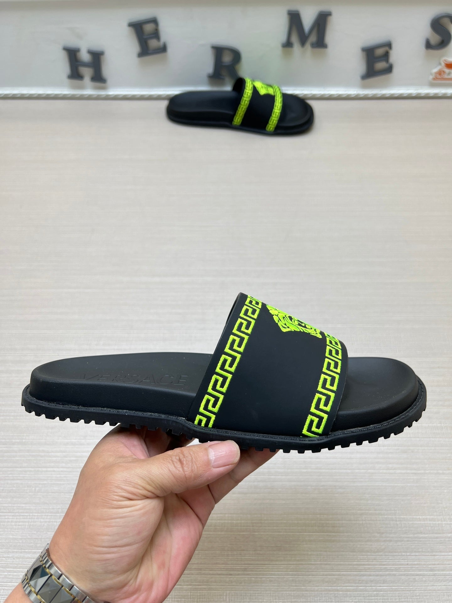 54V53Z    fashion  slippers