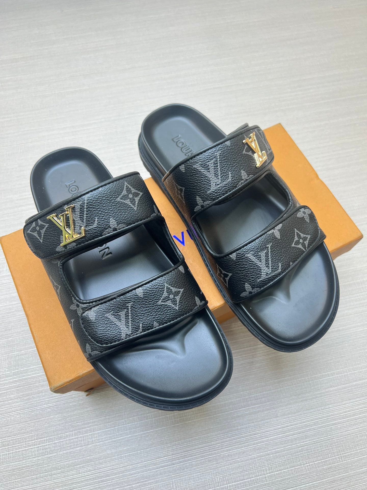 54E11Z    fashion slippers