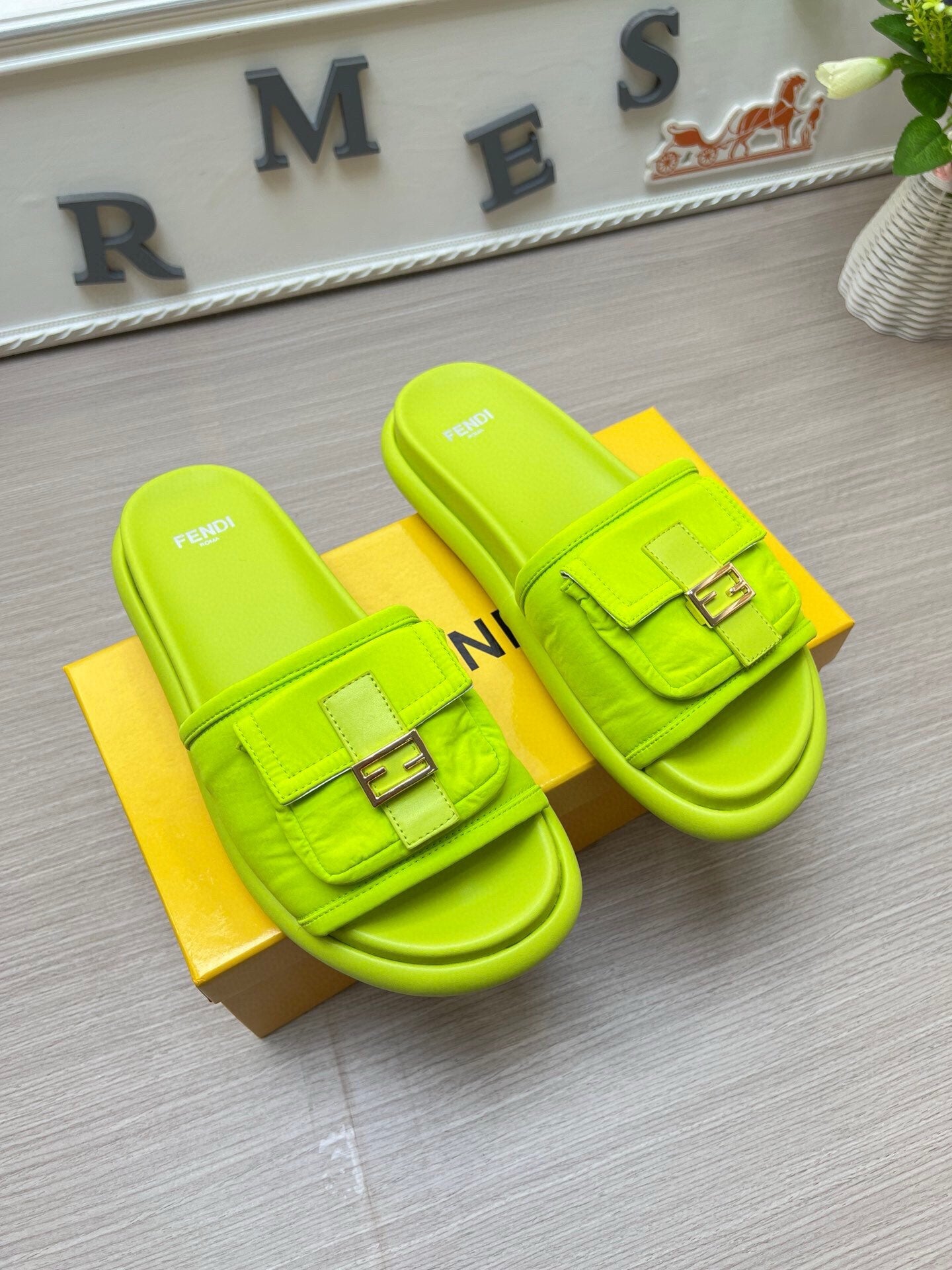 54F125Z    fashion  slippers