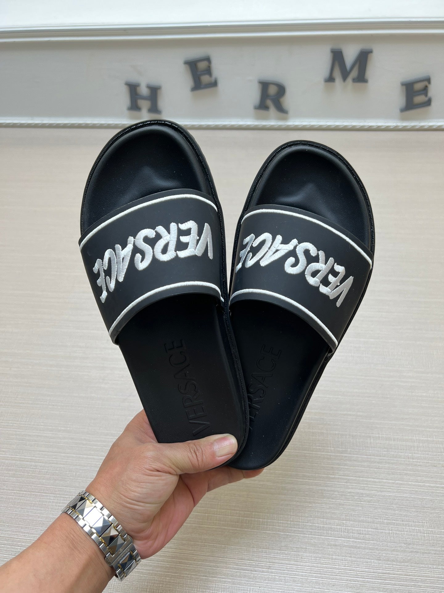 54V54Z   fashion  slippers