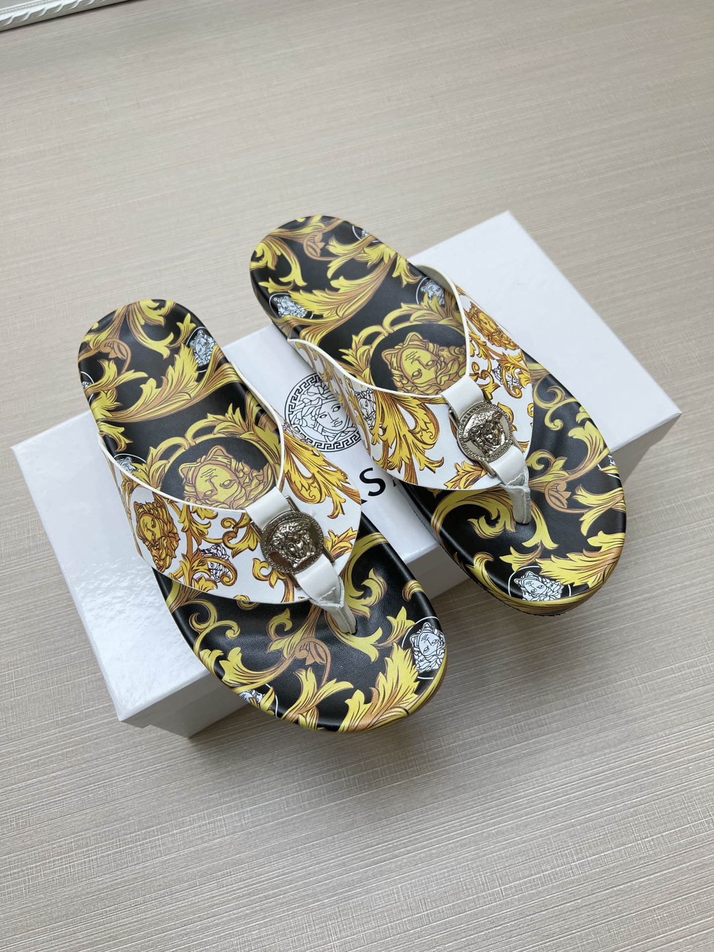 54V96Z   fashion  slippers