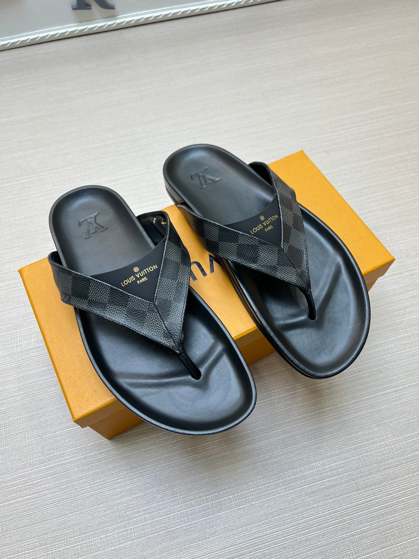 54E85Z     fashion slippers