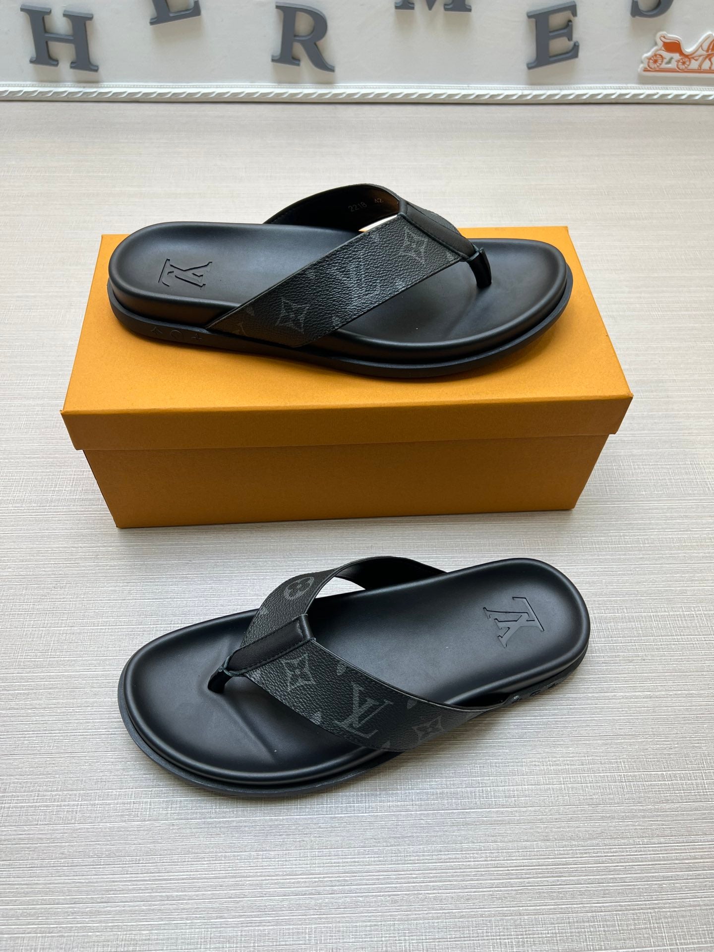 54E56Z   fashion slippers