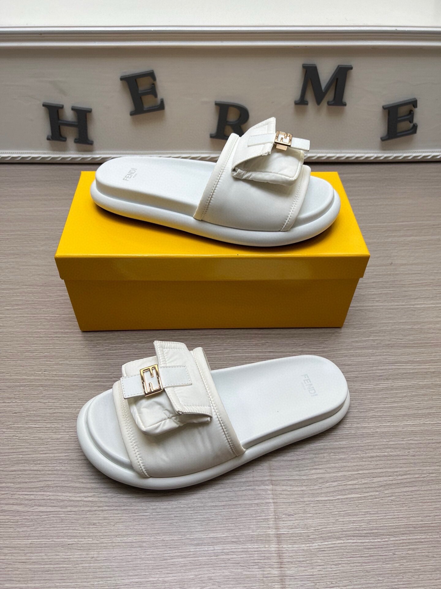 54F125Z    fashion  slippers