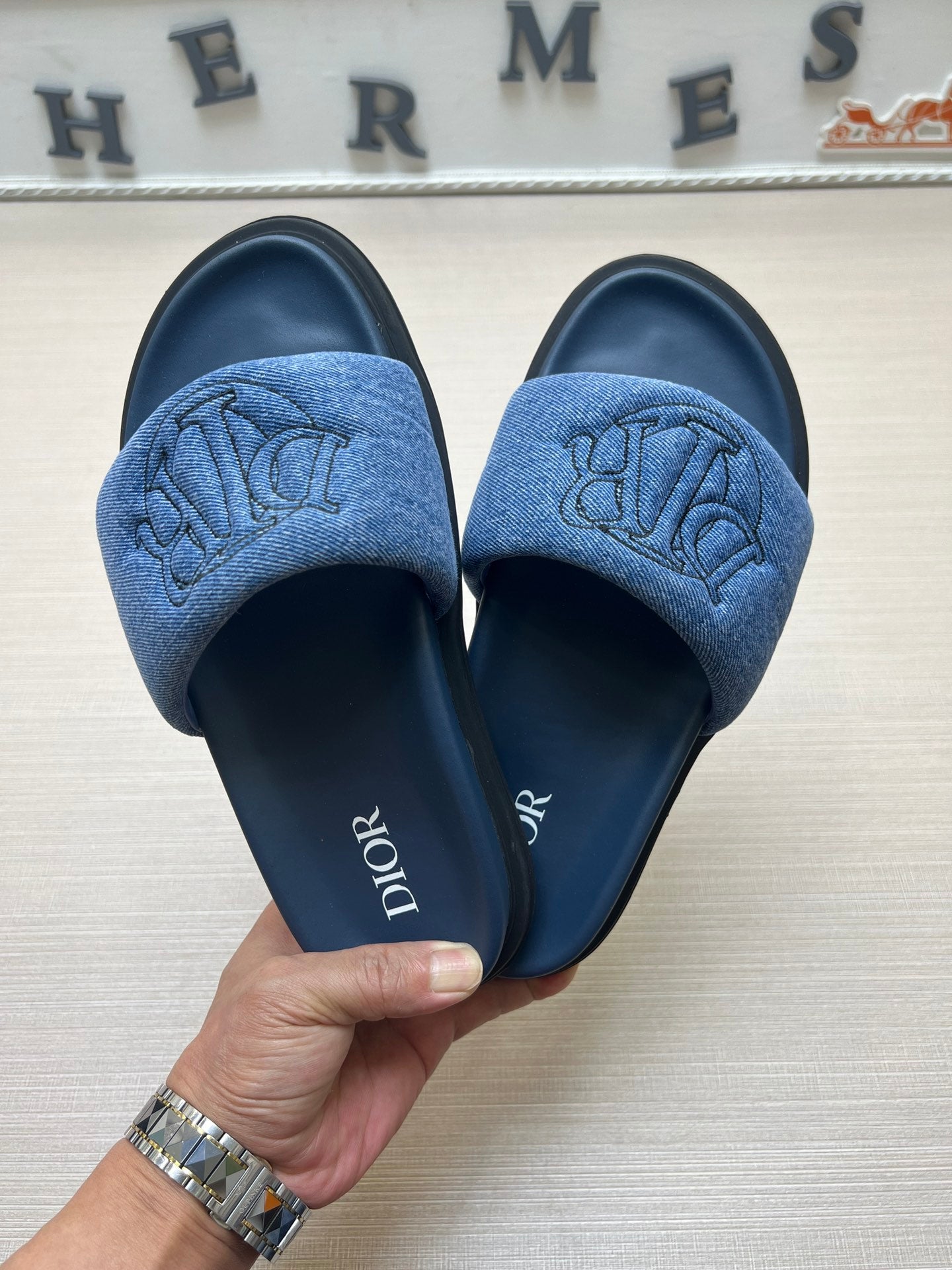 54D168Z   High quality leather slippers