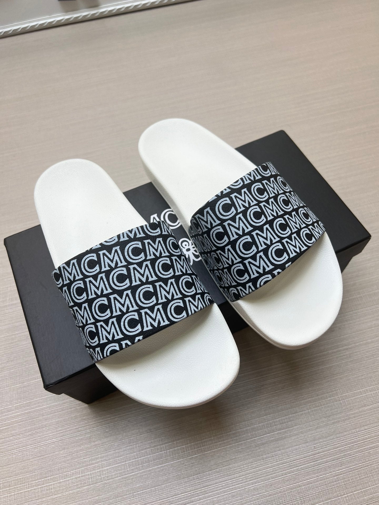 54M45Z    fashion  slippers