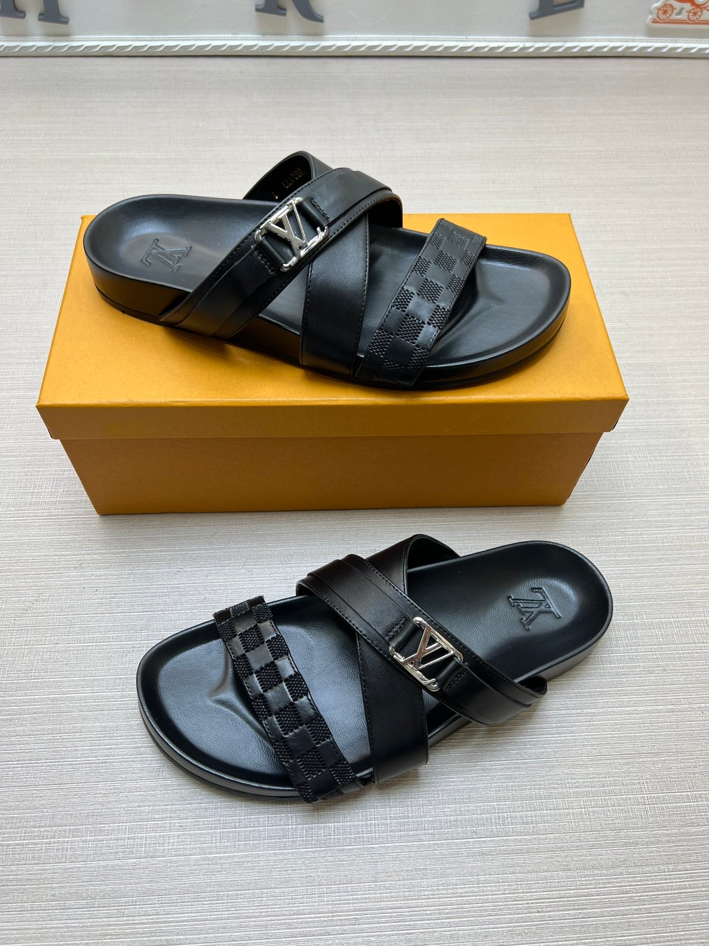 54E88Z   fashion  slippers