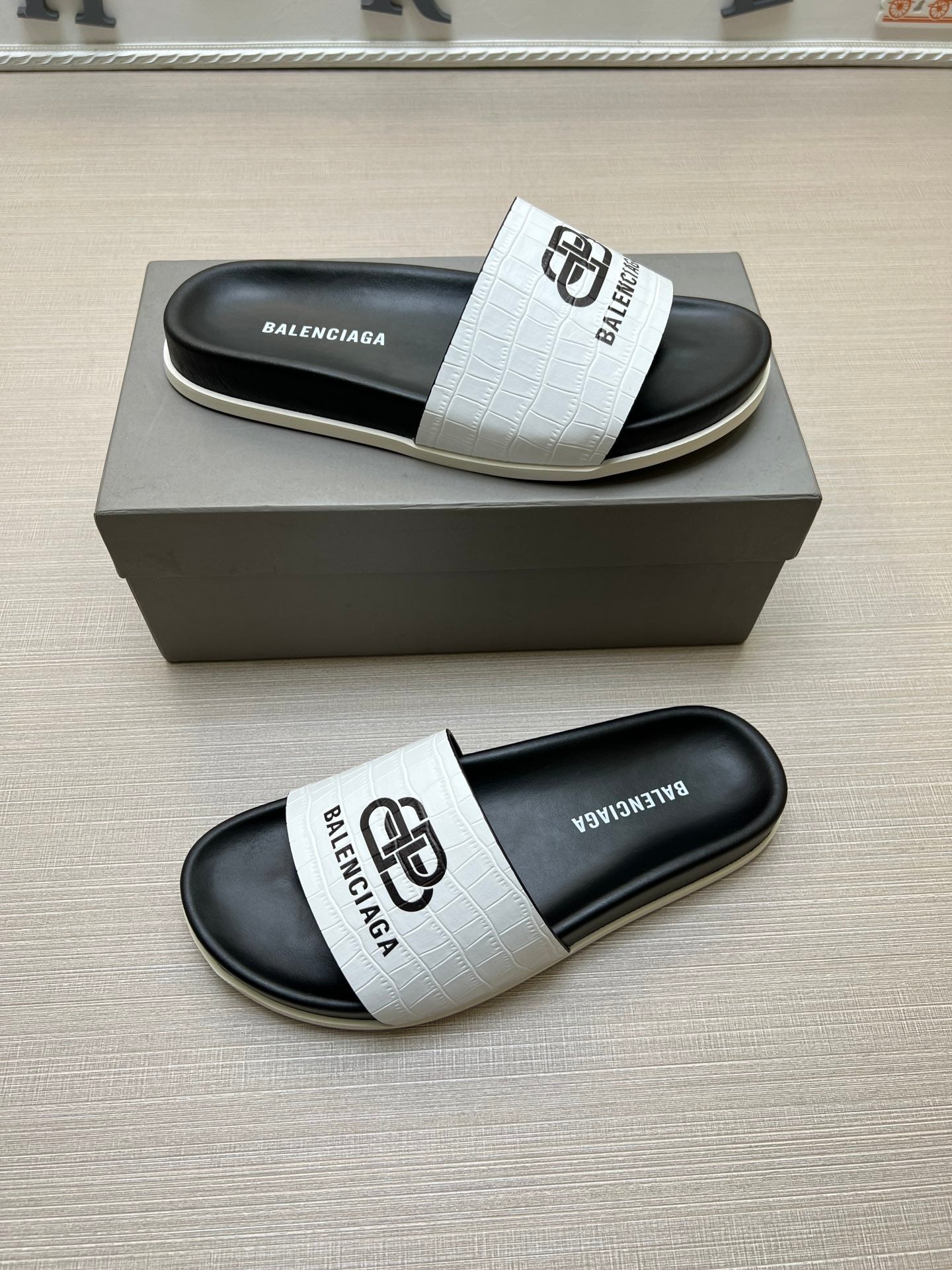 54J99Z    fashion  slippers