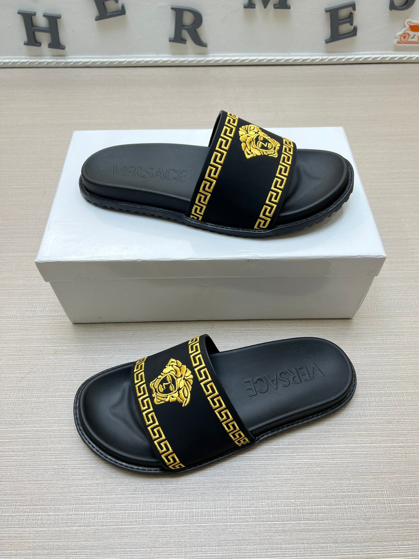 54V53Z    fashion  slippers