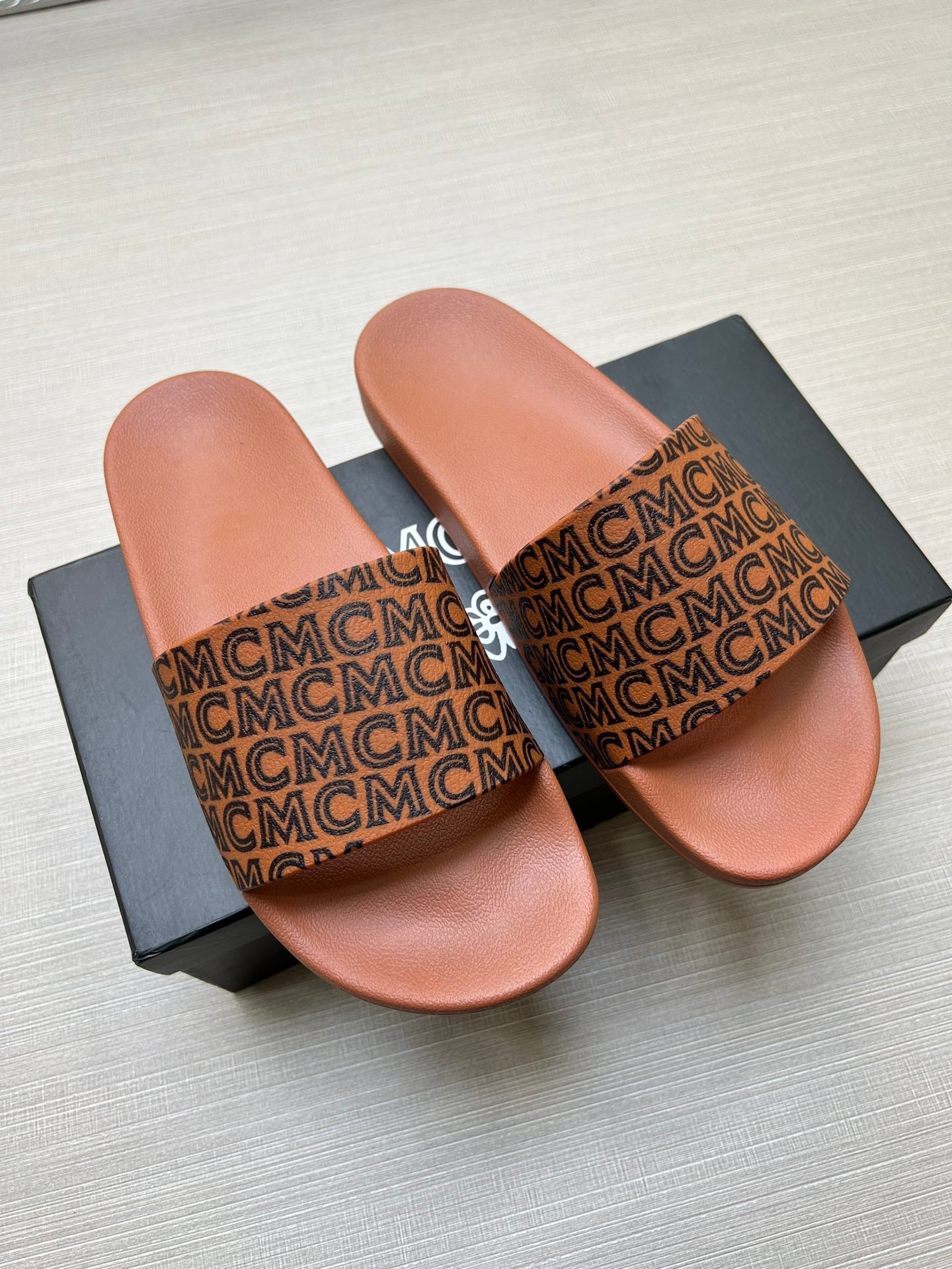 54M45Z    fashion  slippers