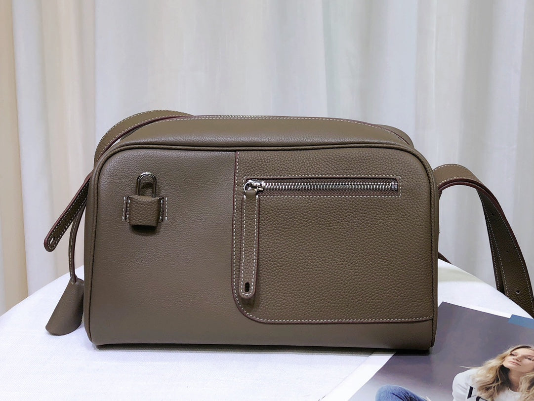 1XH69B (Fashionable leather bag )