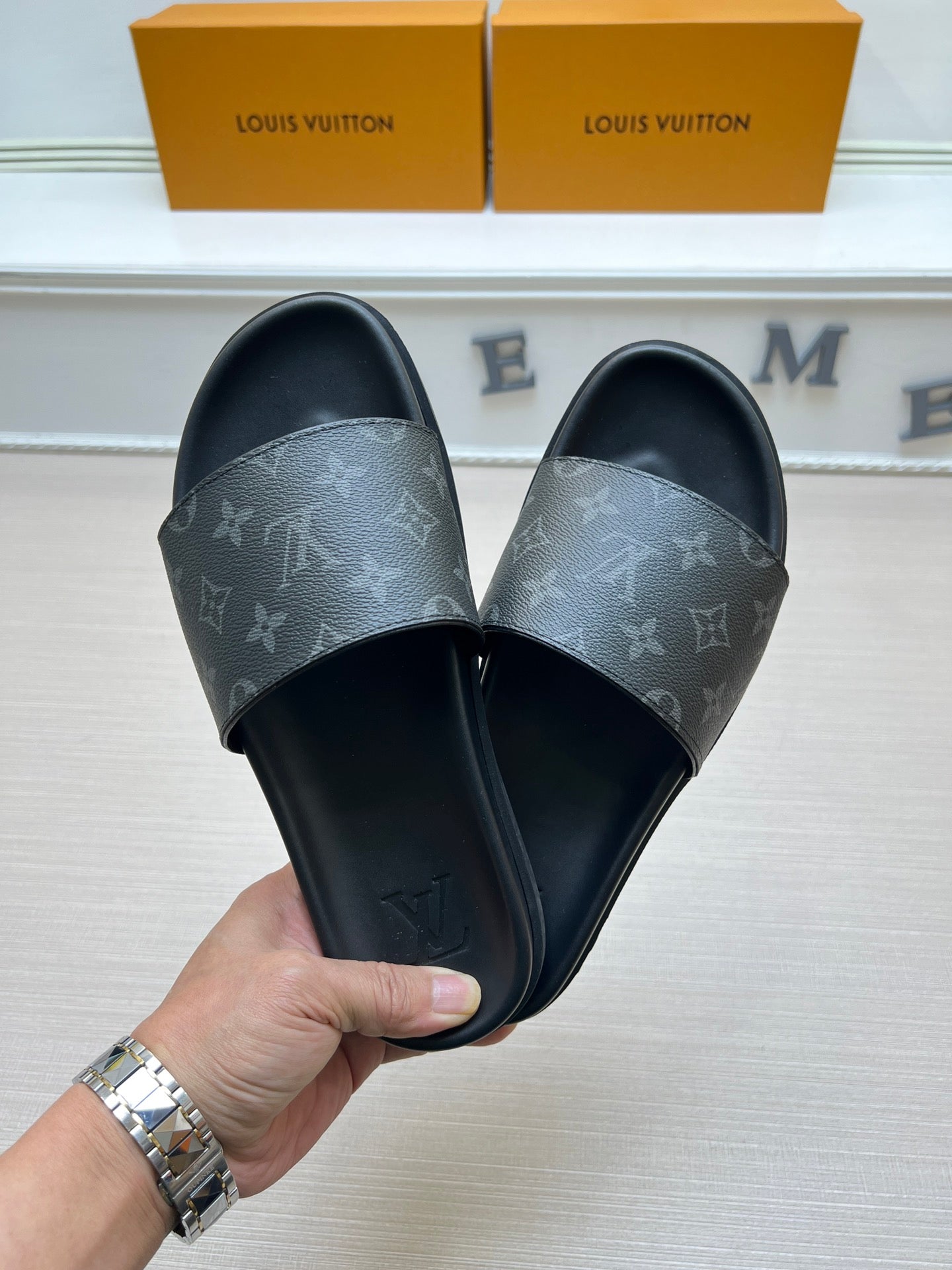 54E56Z   fashion slippers