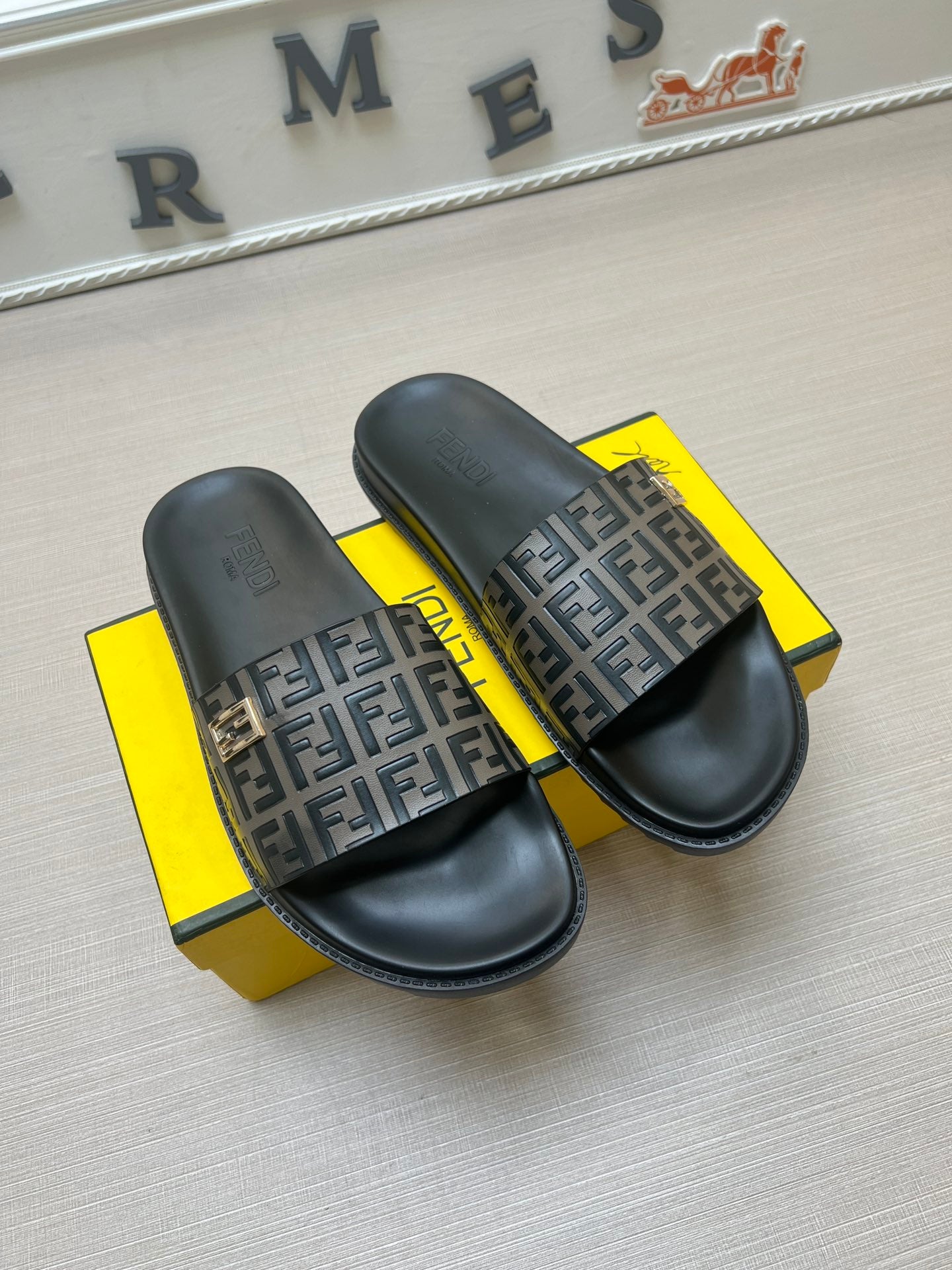 54F121Z   fashion slippers