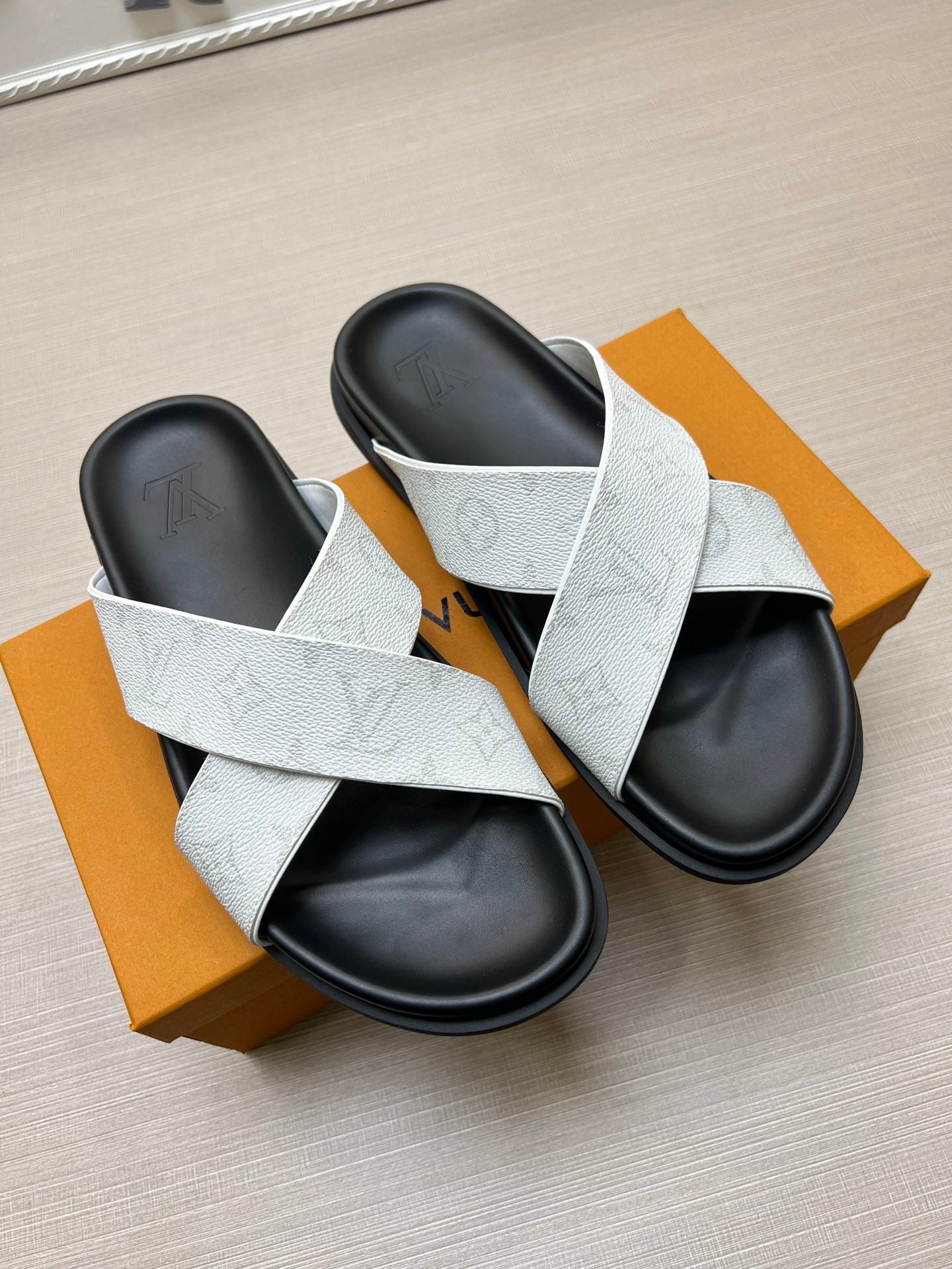 54E58Z   fashion  slippers