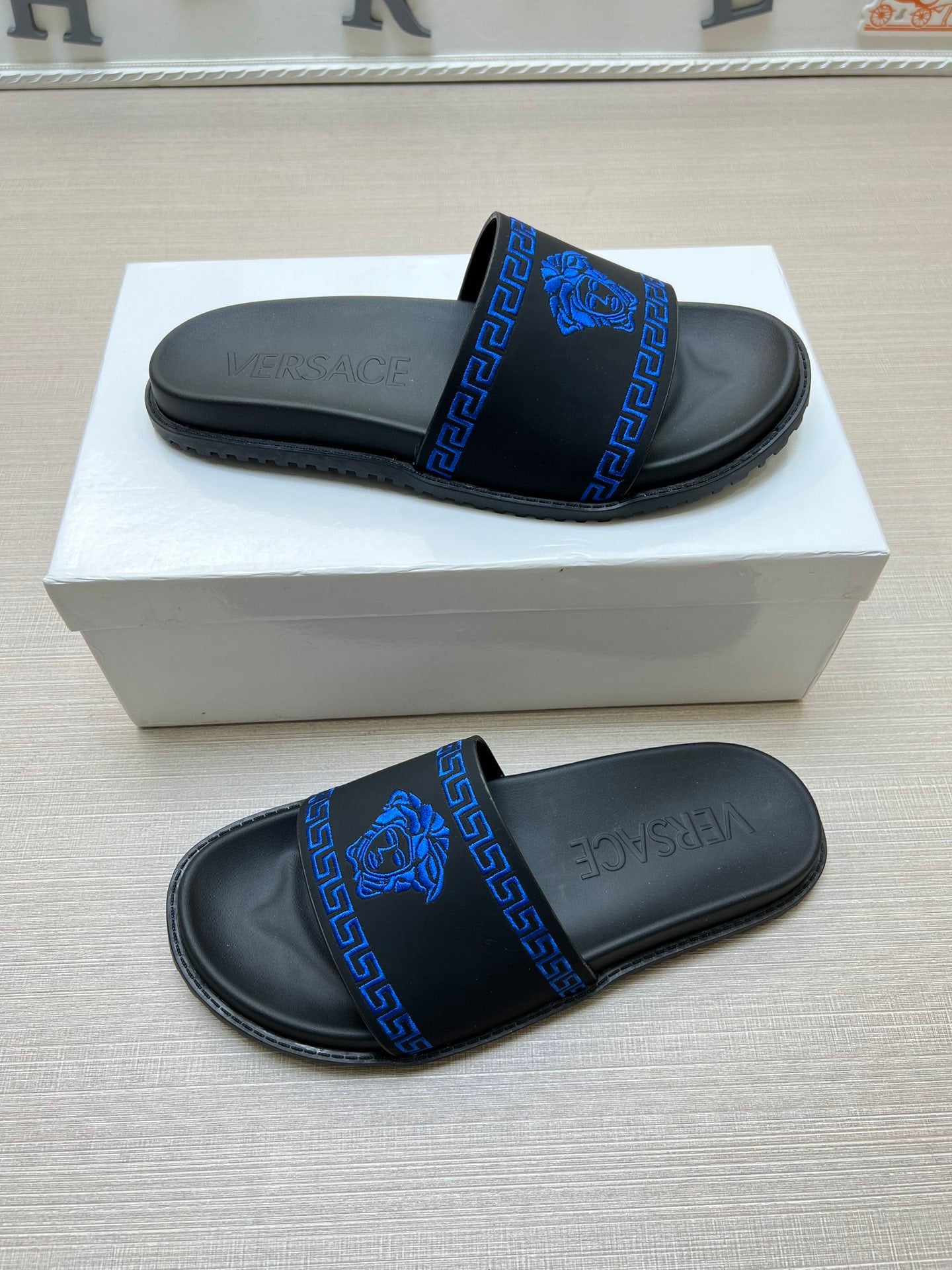 54V53Z    fashion  slippers