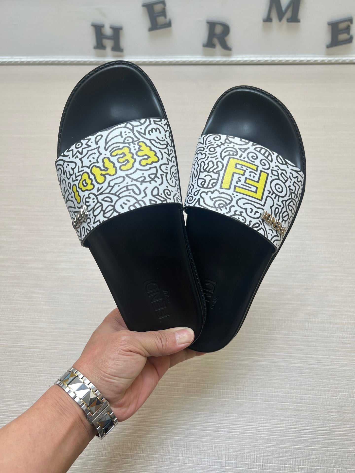 54F120Z   fashion  slippers