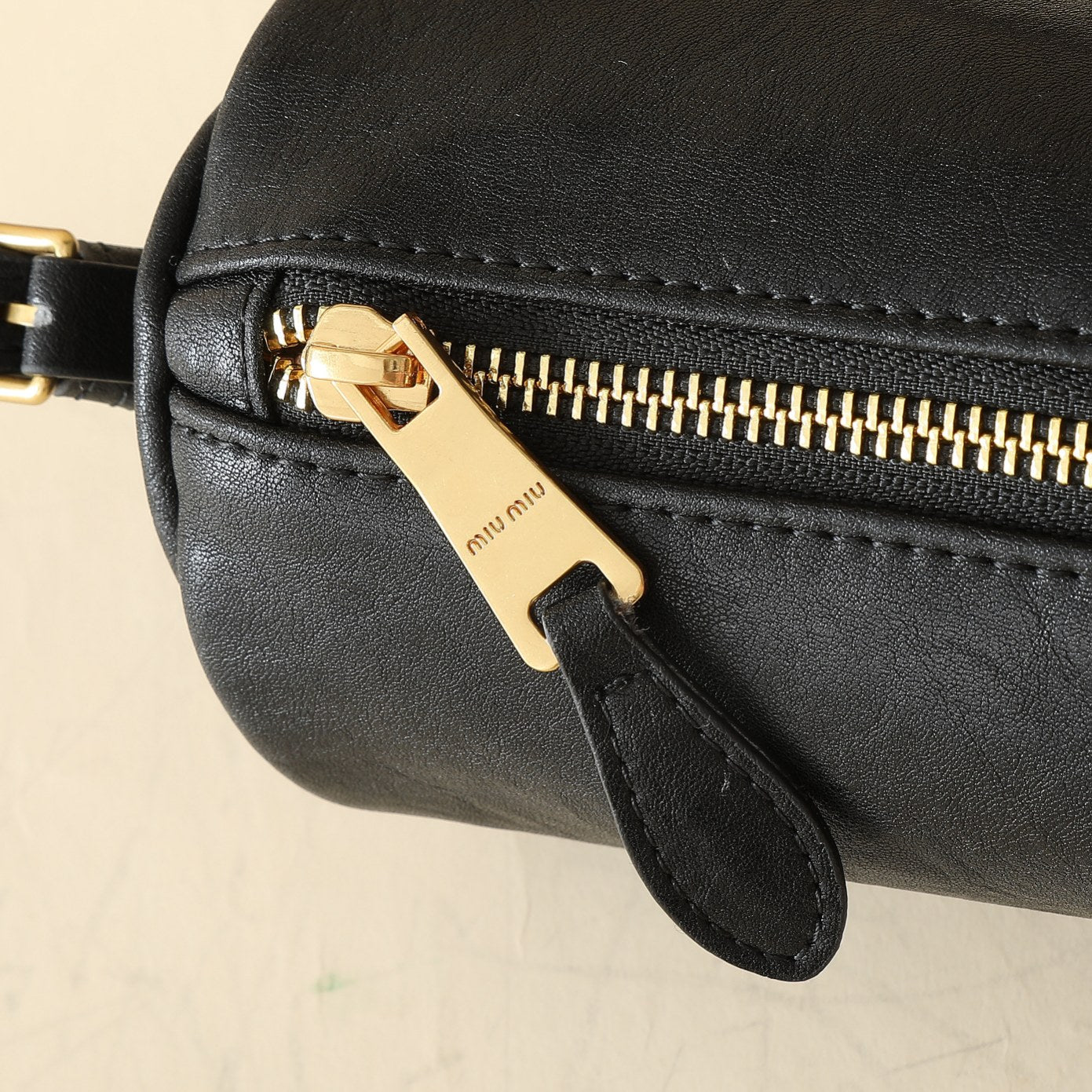 1XA63B (Fashionable leather bag )