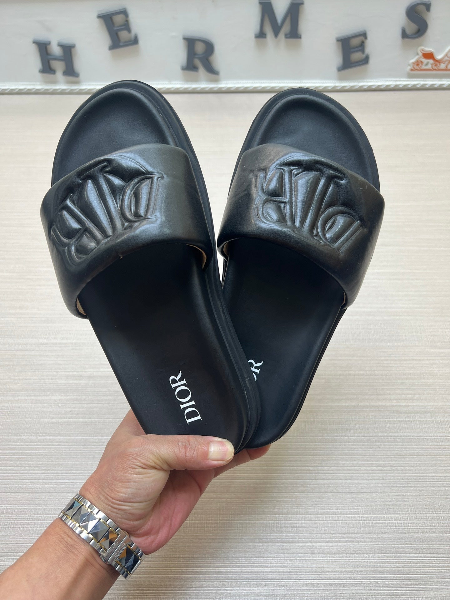 54D167Z  High quality leather slippers