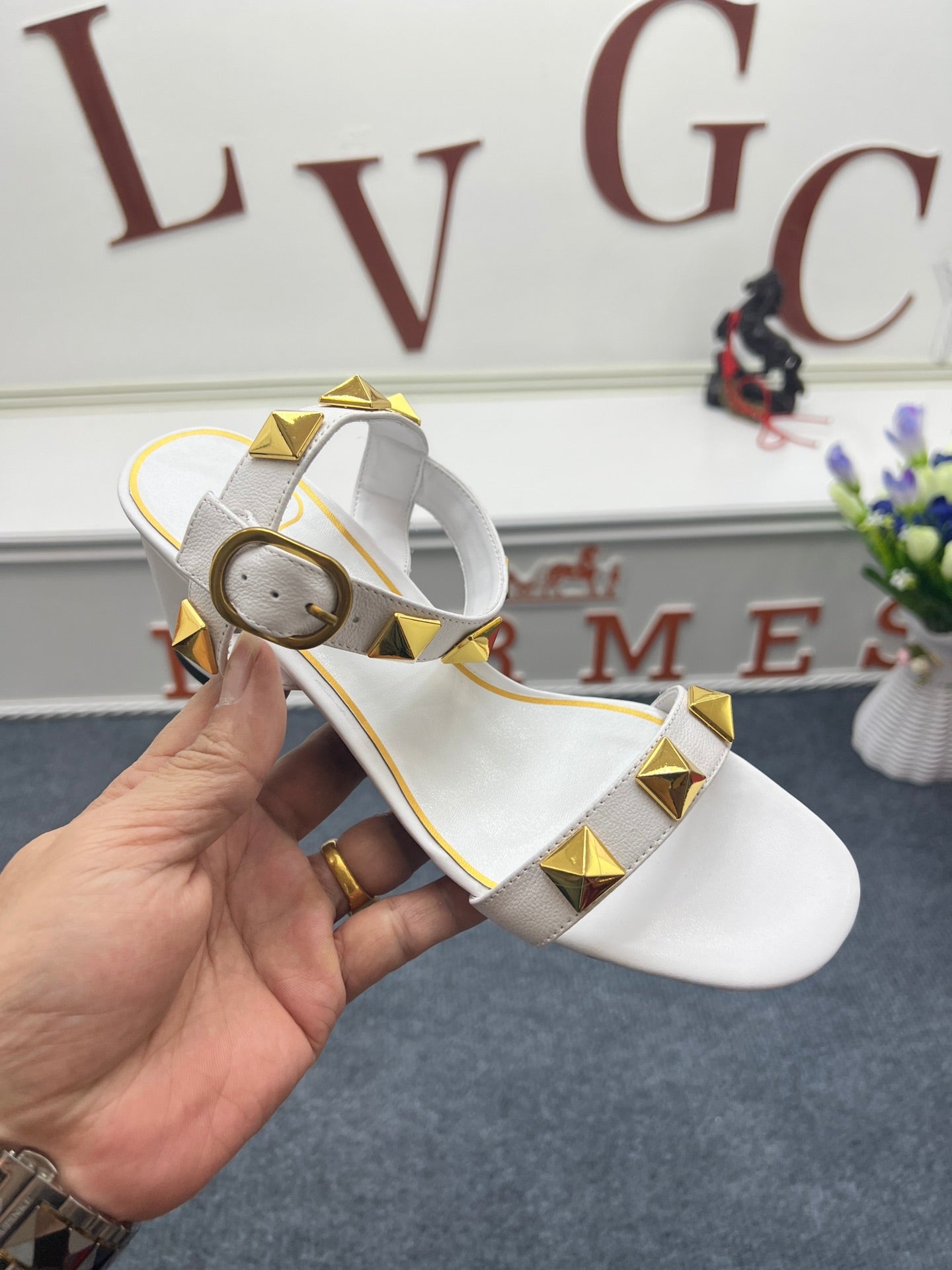 1: 1 High quality leather sandals 5YVL64Z