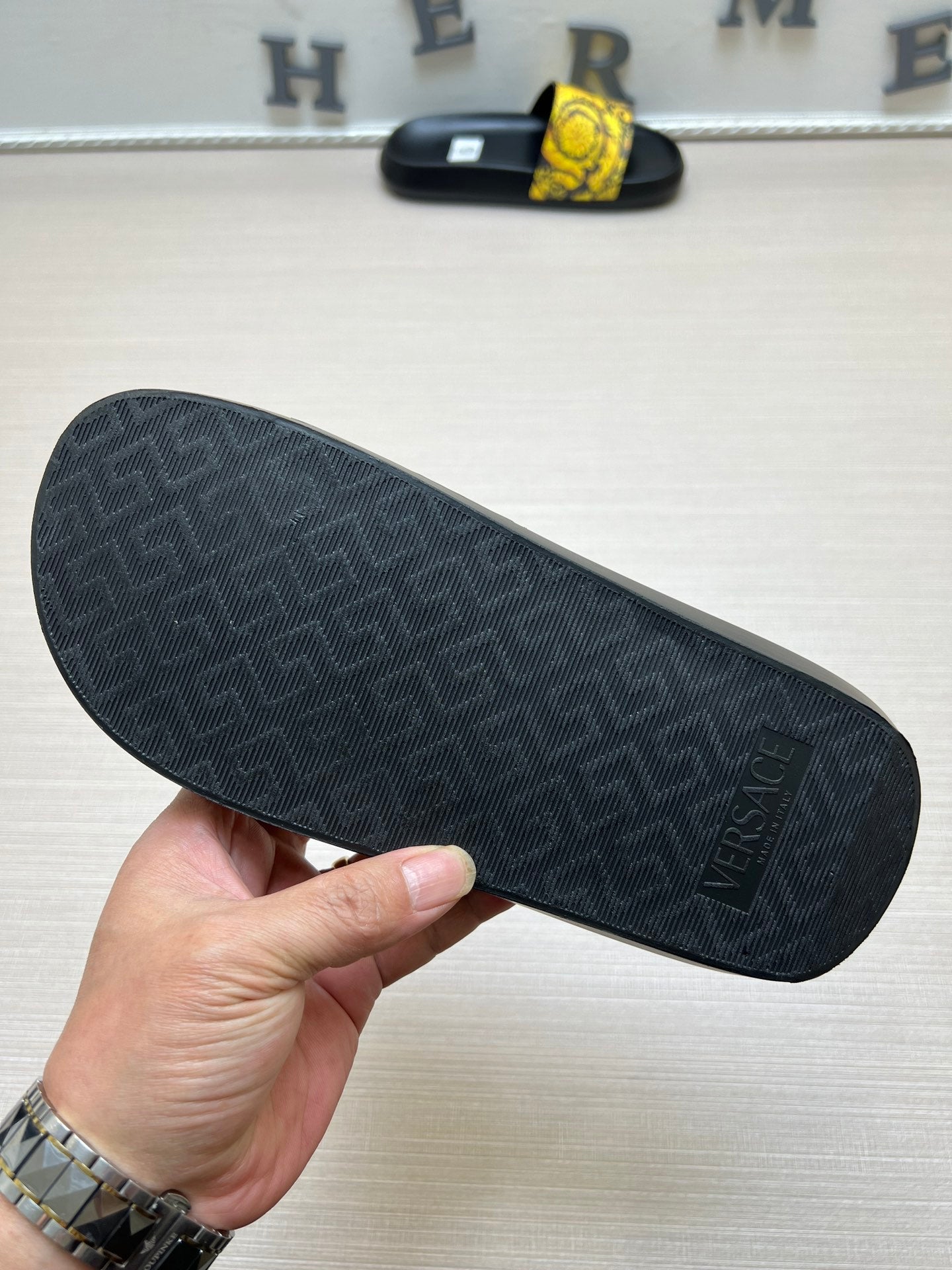 54V166Z  fashion slippers