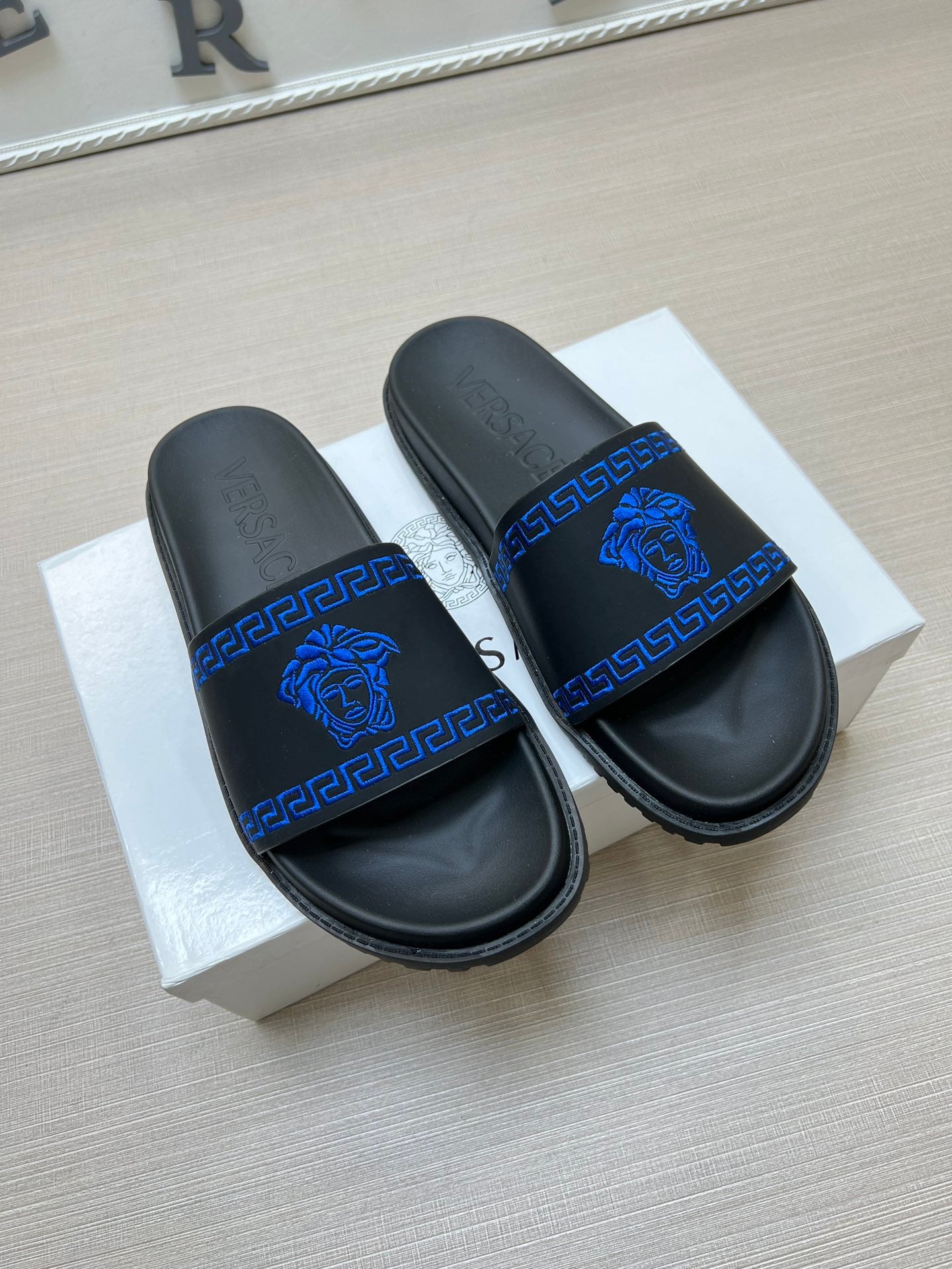 54V53Z    fashion  slippers