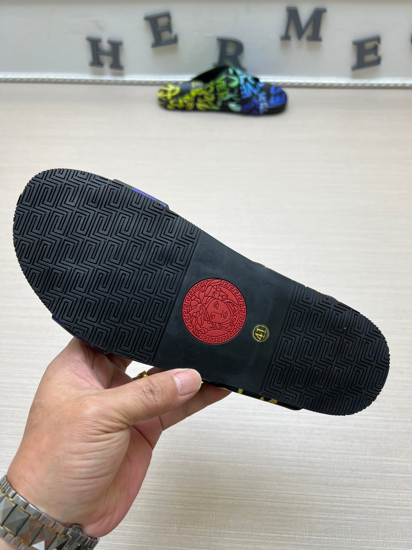 54V95Z    fashion  slippers