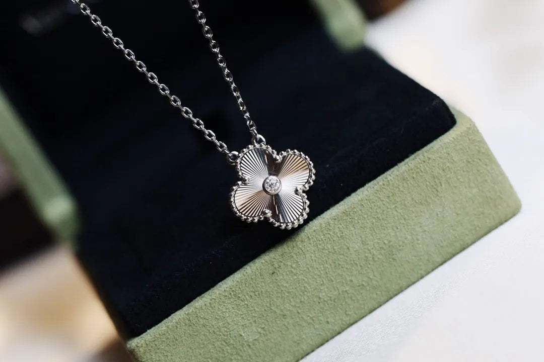 5XVA184X (1:1 High quality 1 flower necklace)