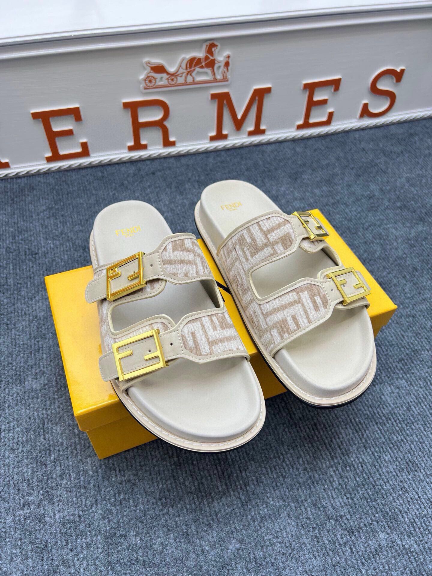 54F38Z  fashion  slippers