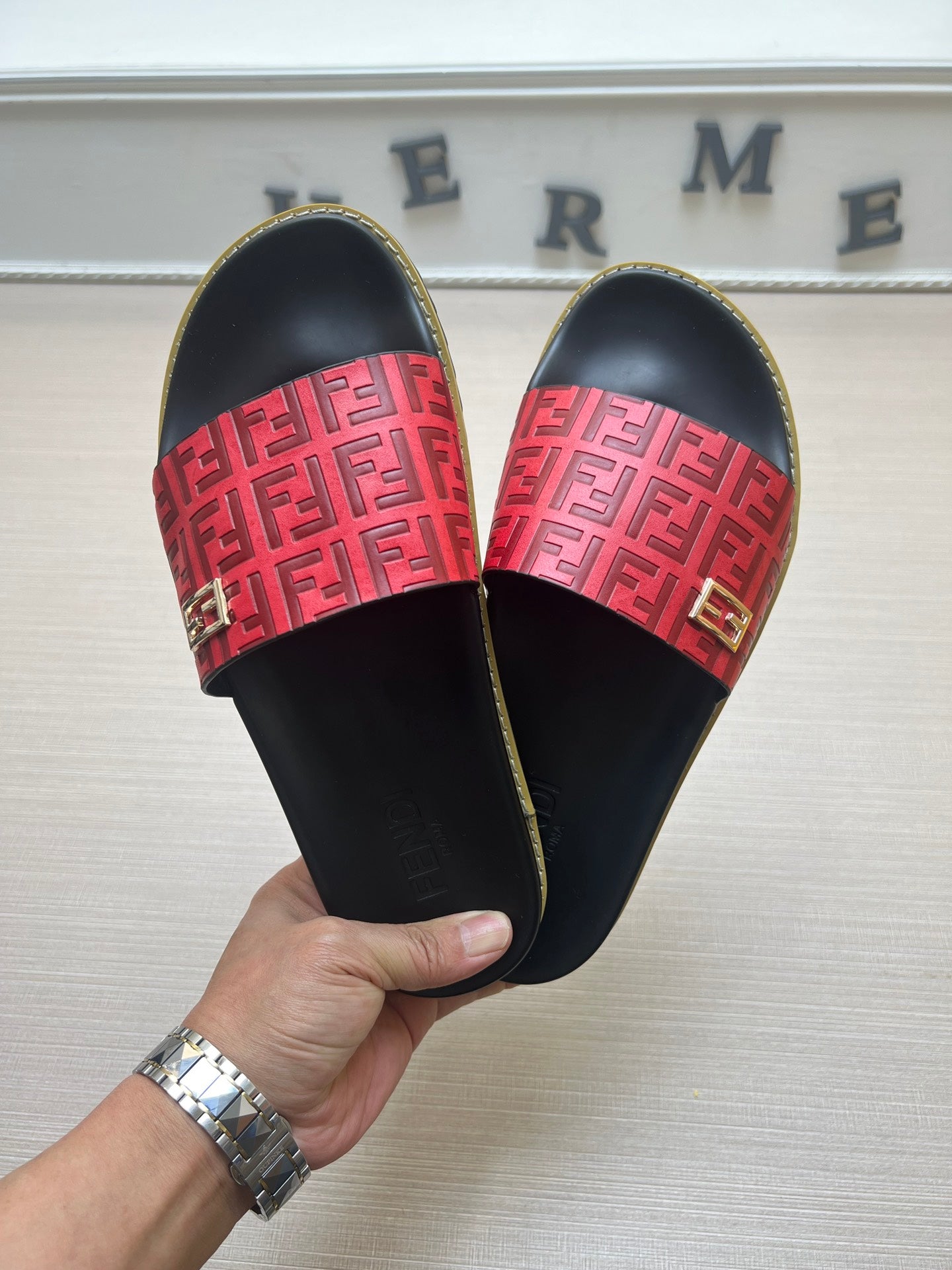 54F121Z   fashion slippers