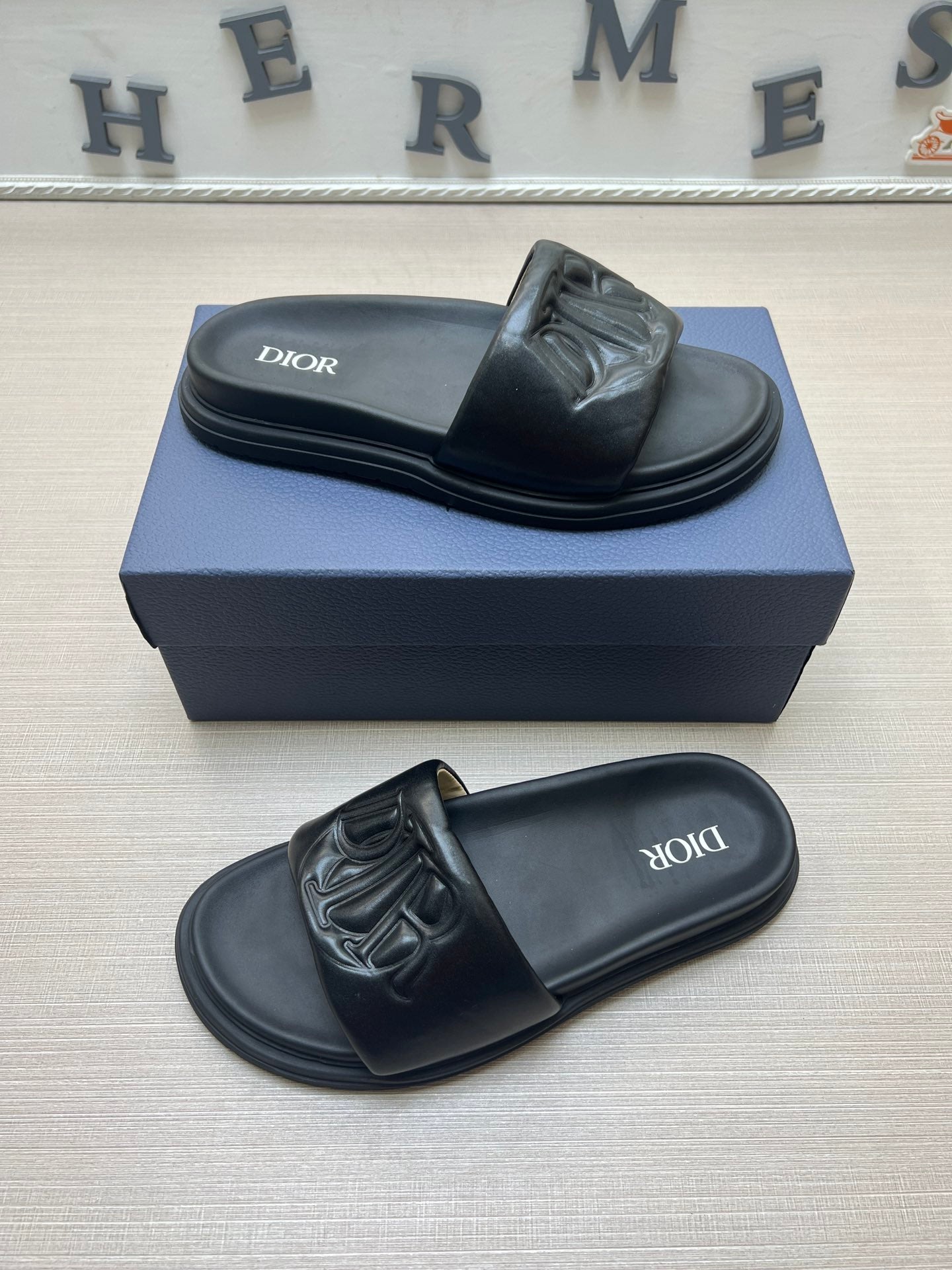 54D167Z  High quality leather slippers